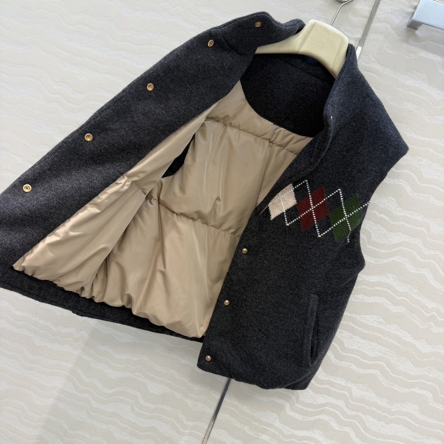 高端原单品质❤️ER高智感穿搭！26秋冬新品定位挂毛菱格羊绒羽绒服马甲！知识分子减龄学院风！羽绒服内胆保暖轻盈，进口70