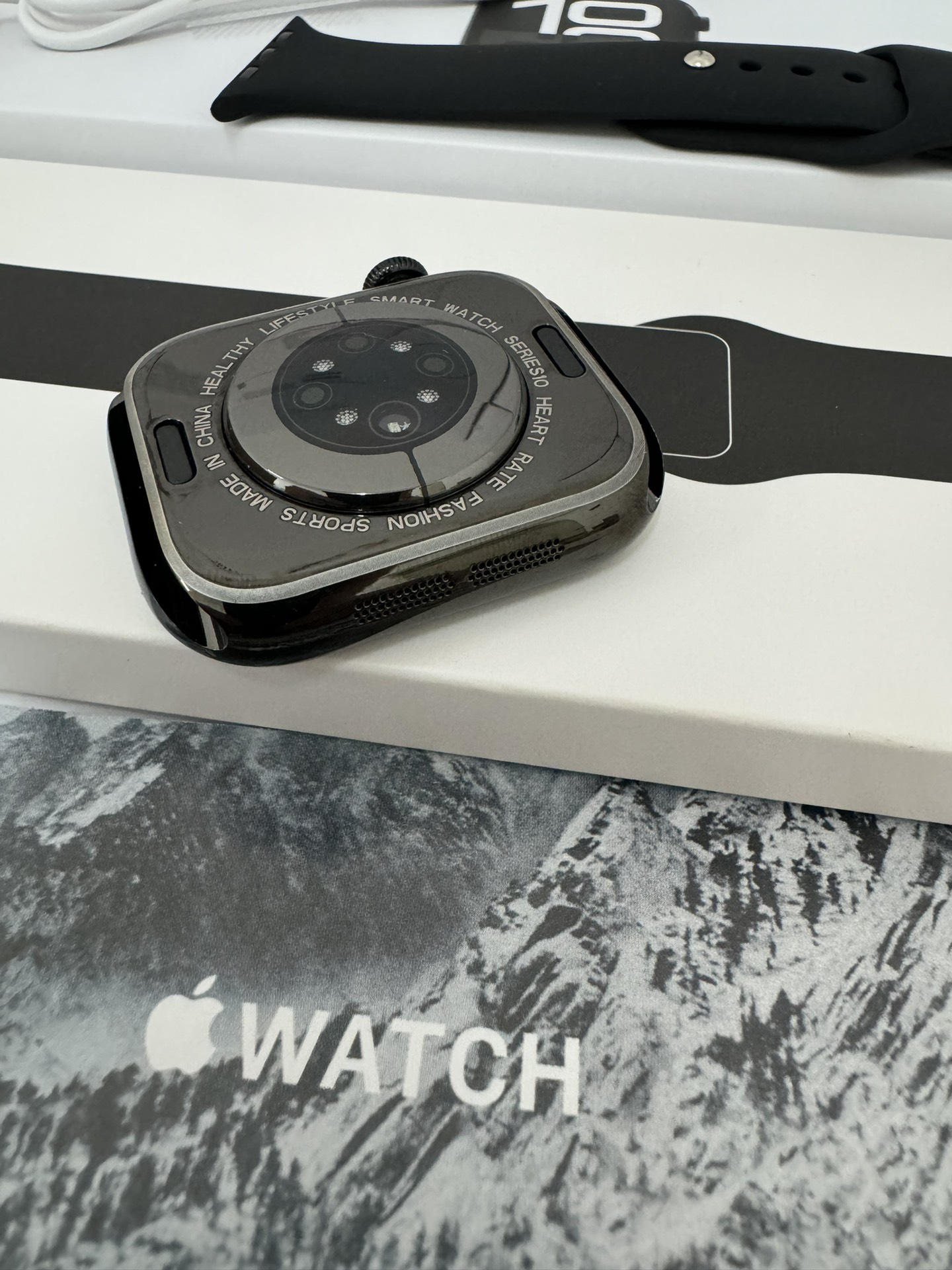 本地批💰268
Apple Watch Series10智能手表 旗舰版❗️
独家开模1:1复刻 市面复刻 顶配版 ❗️
开机带logo 本机带序列号 官网可查💯

无线充电器还原原装type-c接口 支持快充 
1:1开模复刻版本 上手真正看不出假💯
45MM表盘 背后卡扣设计  通用原装表带❗️
2.02寸AMOLED全新3D曲面屏 
485*520超高清分辨率 视觉盛宴 操作流畅不卡顿💯
兼容iOS、Android、HarmonyOS 三种系统❗️

自带多国家语言（英语、法语、西班牙语、波兰语、葡萄牙语、韩语、意大利语、德语、马来语、印尼、荷兰语、越南语、土耳其语、俄语、阿拉伯语、希伯来语、泰语、希腊语、印地语、缅甸语）支持外贸平台 
低功耗 2-3天超长续航  无线充电 IP68级防水 
带支付宝离线支付 支持绑定微信 QQ 脸书 推特等社交二维码 支持必定微信 QQ 谷歌收款码 
主要功能：心率 血压 血氧 心电图 女生生理期 体温 天气 指南针 计算器 语音助手 计步 呼吸训练 睡眠检测等超多功能  
自带俩款小游戏（谁是色盲、摇骰子）朋友互动非常好
系统自带（健走、跑步、登山、骑行、篮球、羽毛球、乒乓球、足球、舞蹈、跳绳、瑜伽、室内自行车、举重、保龄球）等100多种运动模式 市面运动模式最全版本
app每天更新最新表盘 区别其他固定表盘 给你每天都能体验不一样的表盘‼️
