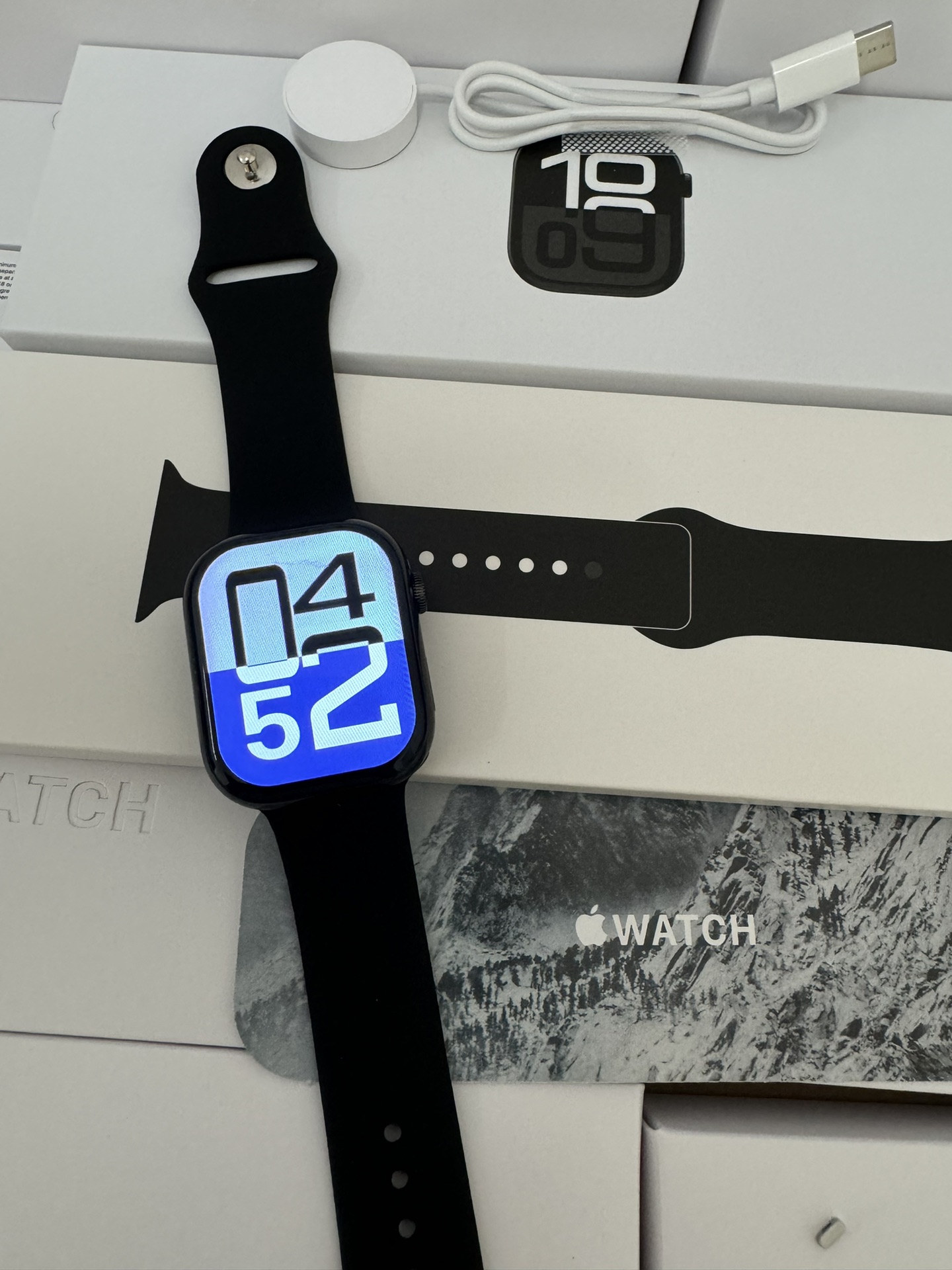 本地批💰268
Apple Watch Series10智能手表 旗舰版❗️
独家开模1:1复刻 市面复刻 顶配版 ❗️
开机带logo 本机带序列号 官网可查💯

无线充电器还原原装type-c接口 支持快充 
1:1开模复刻版本 上手真正看不出假💯
45MM表盘 背后卡扣设计  通用原装表带❗️
2.02寸AMOLED全新3D曲面屏 
485*520超高清分辨率 视觉盛宴 操作流畅不卡顿💯
兼容iOS、Android、HarmonyOS 三种系统❗️

自带多国家语言（英语、法语、西班牙语、波兰语、葡萄牙语、韩语、意大利语、德语、马来语、印尼、荷兰语、越南语、土耳其语、俄语、阿拉伯语、希伯来语、泰语、希腊语、印地语、缅甸语）支持外贸平台 
低功耗 2-3天超长续航  无线充电 IP68级防水 
带支付宝离线支付 支持绑定微信 QQ 脸书 推特等社交二维码 支持必定微信 QQ 谷歌收款码 
主要功能：心率 血压 血氧 心电图 女生生理期 体温 天气 指南针 计算器 语音助手 计步 呼吸训练 睡眠检测等超多功能  
自带俩款小游戏（谁是色盲、摇骰子）朋友互动非常好
系统自带（健走、跑步、登山、骑行、篮球、羽毛球、乒乓球、足球、舞蹈、跳绳、瑜伽、室内自行车、举重、保龄球）等100多种运动模式 市面运动模式最全版本
app每天更新最新表盘 区别其他固定表盘 给你每天都能体验不一样的表盘‼️
