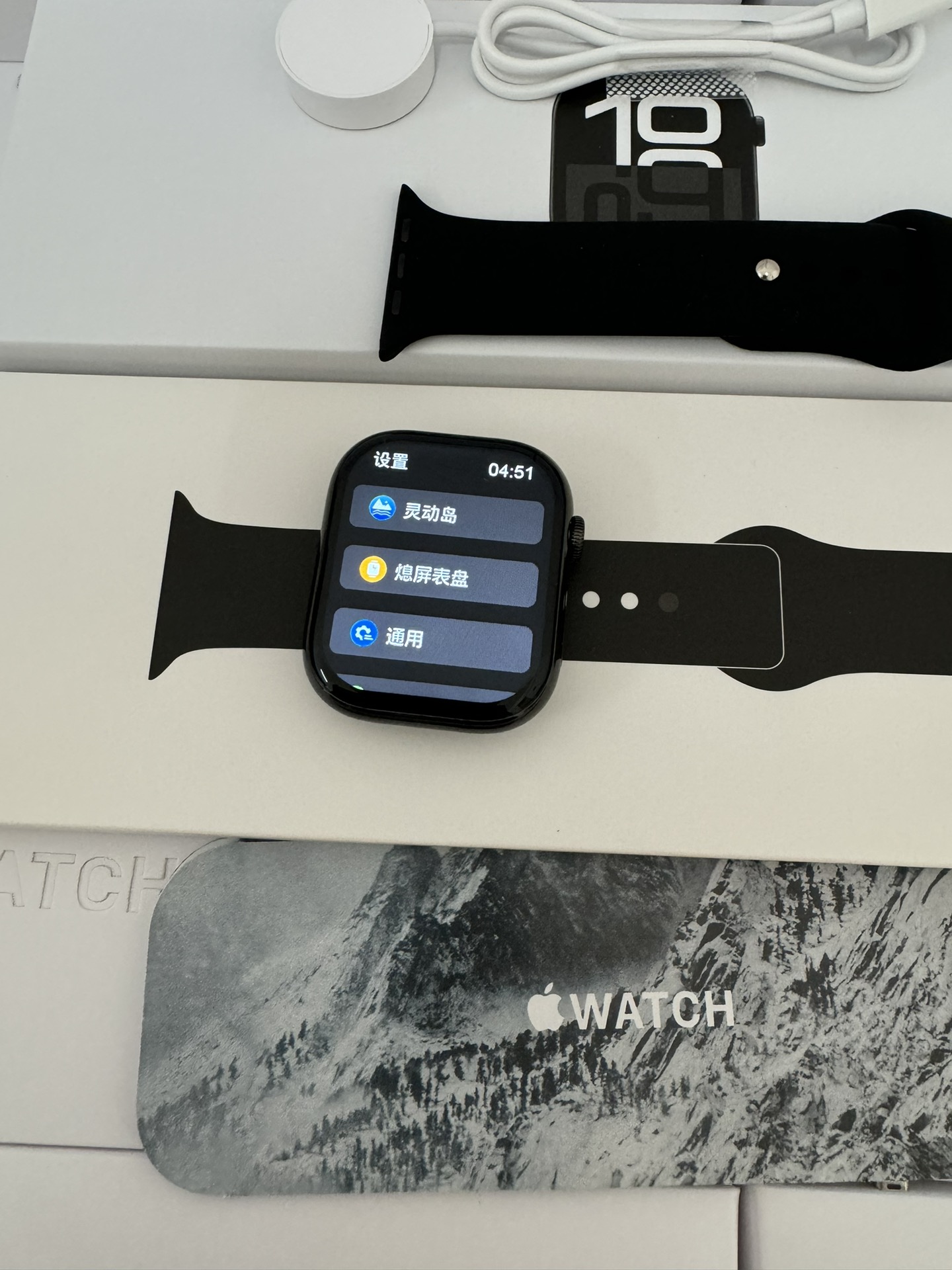 本地批💰268
Apple Watch Series10智能手表 旗舰版❗️
独家开模1:1复刻 市面复刻 顶配版 ❗️
开机带logo 本机带序列号 官网可查💯

无线充电器还原原装type-c接口 支持快充 
1:1开模复刻版本 上手真正看不出假💯
45MM表盘 背后卡扣设计  通用原装表带❗️
2.02寸AMOLED全新3D曲面屏 
485*520超高清分辨率 视觉盛宴 操作流畅不卡顿💯
兼容iOS、Android、HarmonyOS 三种系统❗️

自带多国家语言（英语、法语、西班牙语、波兰语、葡萄牙语、韩语、意大利语、德语、马来语、印尼、荷兰语、越南语、土耳其语、俄语、阿拉伯语、希伯来语、泰语、希腊语、印地语、缅甸语）支持外贸平台 
低功耗 2-3天超长续航  无线充电 IP68级防水 
带支付宝离线支付 支持绑定微信 QQ 脸书 推特等社交二维码 支持必定微信 QQ 谷歌收款码 
主要功能：心率 血压 血氧 心电图 女生生理期 体温 天气 指南针 计算器 语音助手 计步 呼吸训练 睡眠检测等超多功能  
自带俩款小游戏（谁是色盲、摇骰子）朋友互动非常好
系统自带（健走、跑步、登山、骑行、篮球、羽毛球、乒乓球、足球、舞蹈、跳绳、瑜伽、室内自行车、举重、保龄球）等100多种运动模式 市面运动模式最全版本
app每天更新最新表盘 区别其他固定表盘 给你每天都能体验不一样的表盘‼️
