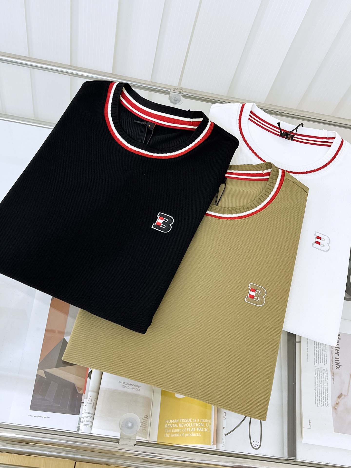 NO:137146,Burberry 25ss Spring and Summer New Product!  Exclusive custom mercerated cotton fabric, celebrities love fashion, casual, simple and generous, embroidered webbing design, craft design, clean and neat tailoring, full of urban style, exclusive top-level custom fabric, soft and dry feel, and the upper body effect is quite crisp and stylish. Three-dimensional cutting technology, the pattern is high standard, the right and right silhouette version is not tight, just feel good when worn, so many top-level raw materials create high-end products with unparalleled value, the first choice for high-end fashion fashion people, the upper body effect is super good, the number of 48-58 020,,burberry,alexander wang19860909巴宝莉25ss春夏新品！独家定制丝光棉棉面料,明星最爱时装休闲简单大方 刺绣织带设计 工艺设计,干净利落剪裁 都市风十足 独家顶级定制面料,,手感软糯干爽,上身效果挺括有型.立体裁剪工艺,版型上都是高标准,恰当好处的廓型版,又恰恰不紧绷,穿上心情就好,如此众多的顶级原料,打造出价值感无与伦比的高端产品,高端潮流时尚人士首选,上身效果超级好看,码数48-58 020,,burberry,alexander wang,Men's clothing