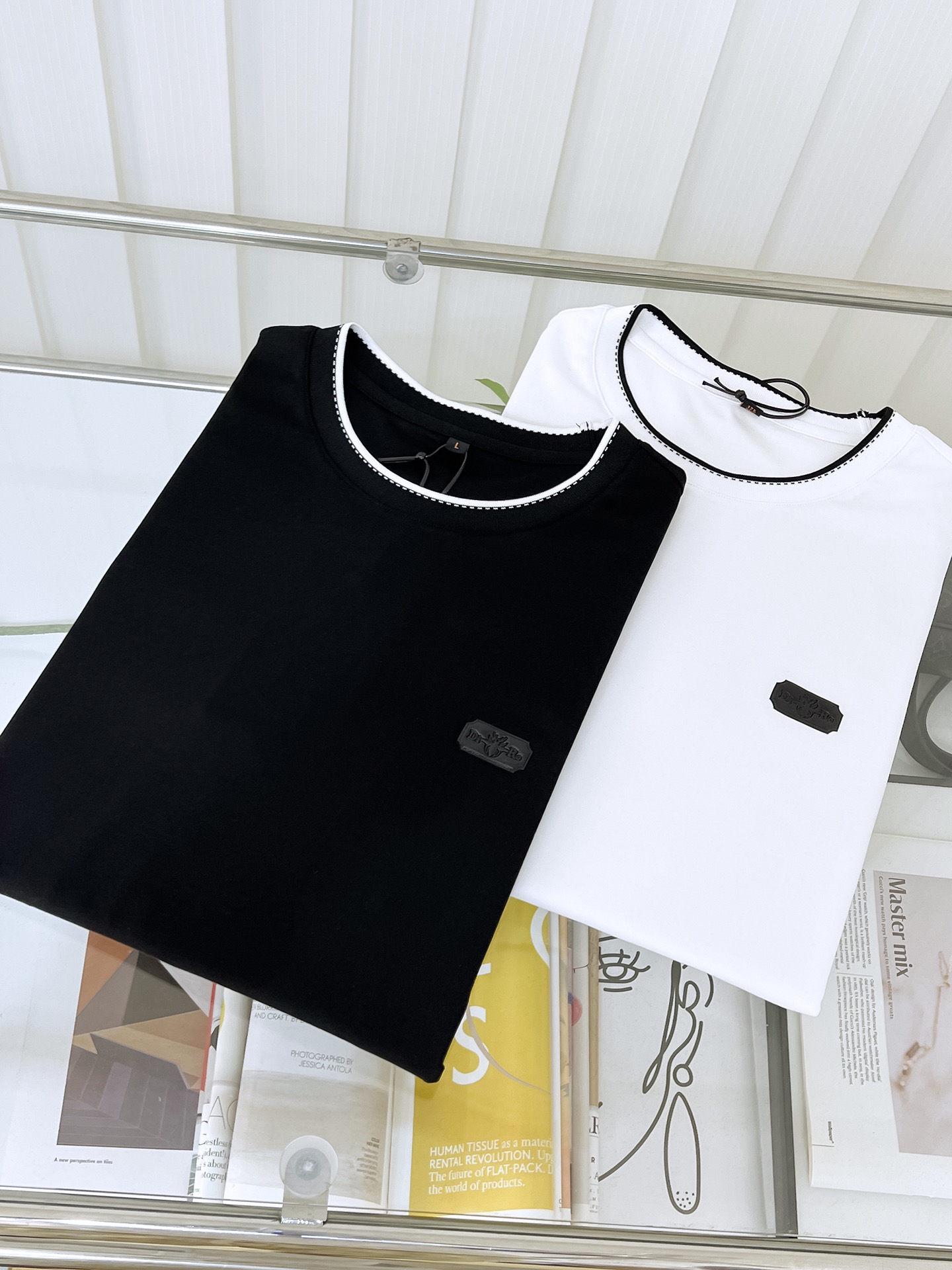 NO:137149,Dior 25ss Spring and Summer New Product!  Exclusive custom mercerated cotton fabric, celebrities love fashion, casual, simple and generous, embroidered webbing design, craft design, clean and neat tailoring, full of urban style, exclusive top-level custom fabric, soft and dry feel, and the upper body effect is quite crisp and stylish. Three-dimensional cutting technology, the pattern is high standard, the right shape version is not tight, just feel good when worn, so many top-level raw materials create high-end products with unparalleled value, the first choice for high-end fashion fashion people, the upper body effect is super good, the number of 48-58 020,,dior,alexander wang19860909迪奥25ss春夏新品！独家定制丝光棉棉面料,明星最爱时装休闲简单大方 刺绣织带设计 工艺设计,干净利落剪裁 都市风十足 独家顶级定制面料,,手感软糯干爽,上身效果挺括有型.立体裁剪工艺,版型上都是高标准,恰当好处的廓型版,又恰恰不紧绷,穿上心情就好,如此众多的顶级原料,打造出价值感无与伦比的高端产品,高端潮流时尚人士首选,上身效果超级好看,码数48-58 020,,dior,alexander wang,Men's clothing