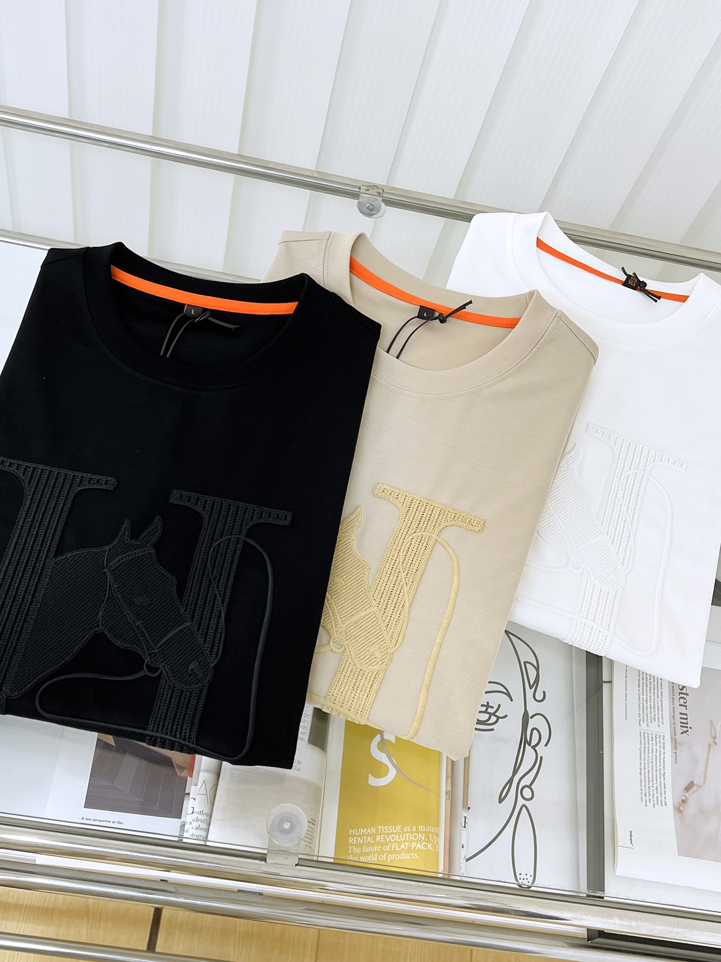 NO:137152,Hermes 25ss Spring and Summer New Product!  Exclusive custom mercerated cotton fabric, celebrities love fashion, casual, simple and generous, embroidered webbing design, craft design, clean and neat tailoring, full of urban style, exclusive top-level custom fabric, soft and dry feel, and the upper body effect is quite crisp and stylish. Three-dimensional cutting technology, the pattern is high standard, the right and right silhouette version is not tight, just feel good when worn, so many top-level raw materials create high-end products with unparalleled value, the first choice for high-end fashion fashion people, the upper body effect is super good, the number of 48-58 020,, hermes, alexander wang19860909爱马仕25ss春夏新品！独家定制丝光棉棉面料,明星最爱时装休闲简单大方 刺绣织带设计 工艺设计,干净利落剪裁 都市风十足 独家顶级定制面料,,手感软糯干爽,上身效果挺括有型.立体裁剪工艺,版型上都是高标准,恰当好处的廓型版,又恰恰不紧绷,穿上心情就好,如此众多的顶级原料,打造出价值感无与伦比的高端产品,高端潮流时尚人士首选,上身效果超级好看,码数48-58 020,,hermes,alexander wang,Men's clothing