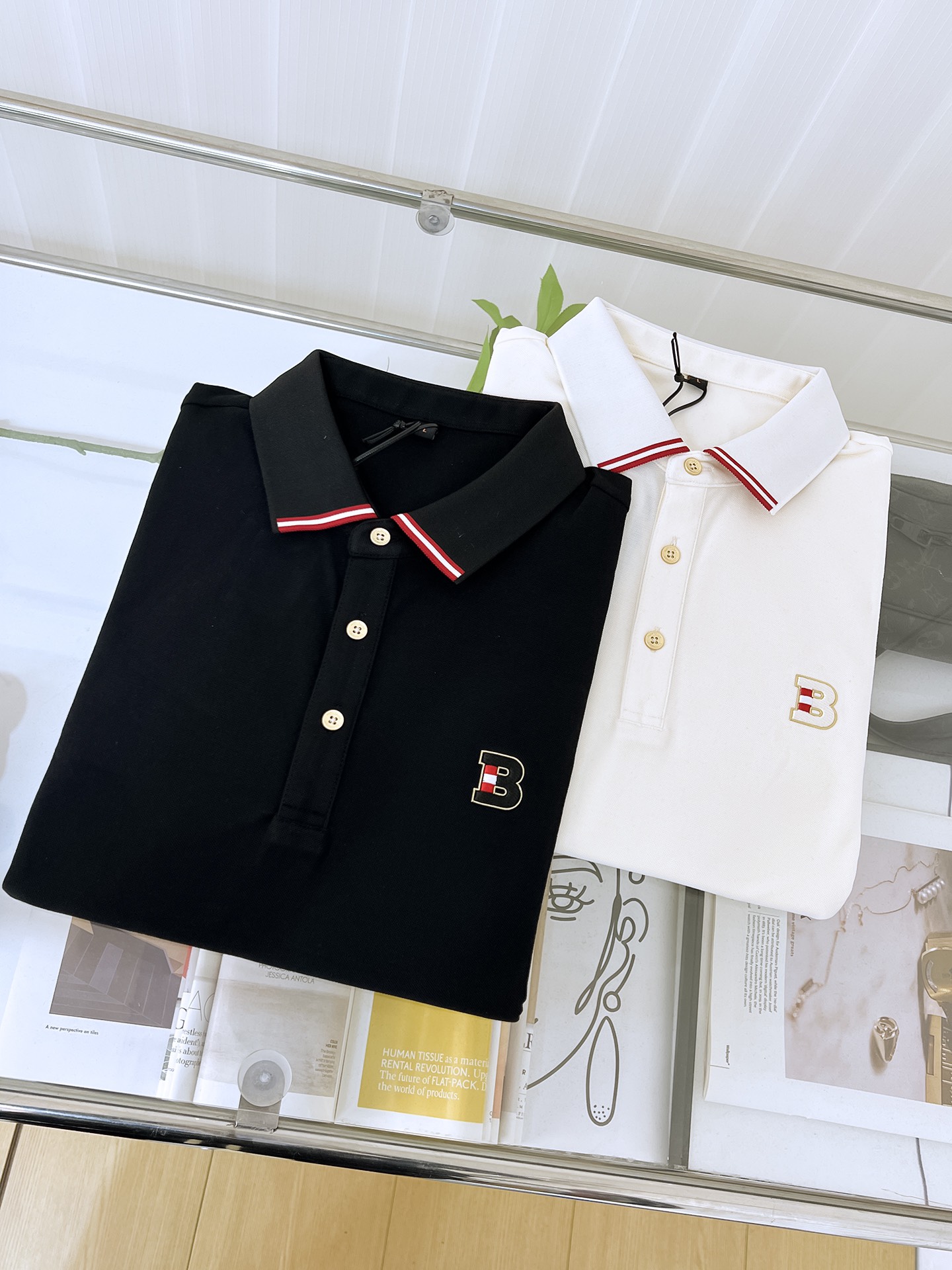 NO:137141,Burberry 25ss summer new fashion casual short-sleeved polo shirt, high-end tight-needle short-sleeved high-end European version original single lapel T-shirt!  High breathability and comfort, impeccable details, brand elements design concept, reflecting high quality. It presents casual cut and has a great upper body style!  The repurchase rate is extremely high!  Count 48-58 020, burberry, T-shirt,tees, t-shirt,alexander wang19860909巴宝莉 25ss夏季新款时尚休闲短袖polo衫,高级密针短袖高端欧版原单翻领T恤衫！透气舒适度高,细节无可挑剔,品牌元素设计理念,体现高品质.呈现休闲裁剪,上身版型超赞！回购率极高！码数48-58 020,,burberry,T-shirt,tees，t-shirt,alexander wang,Men's clothing