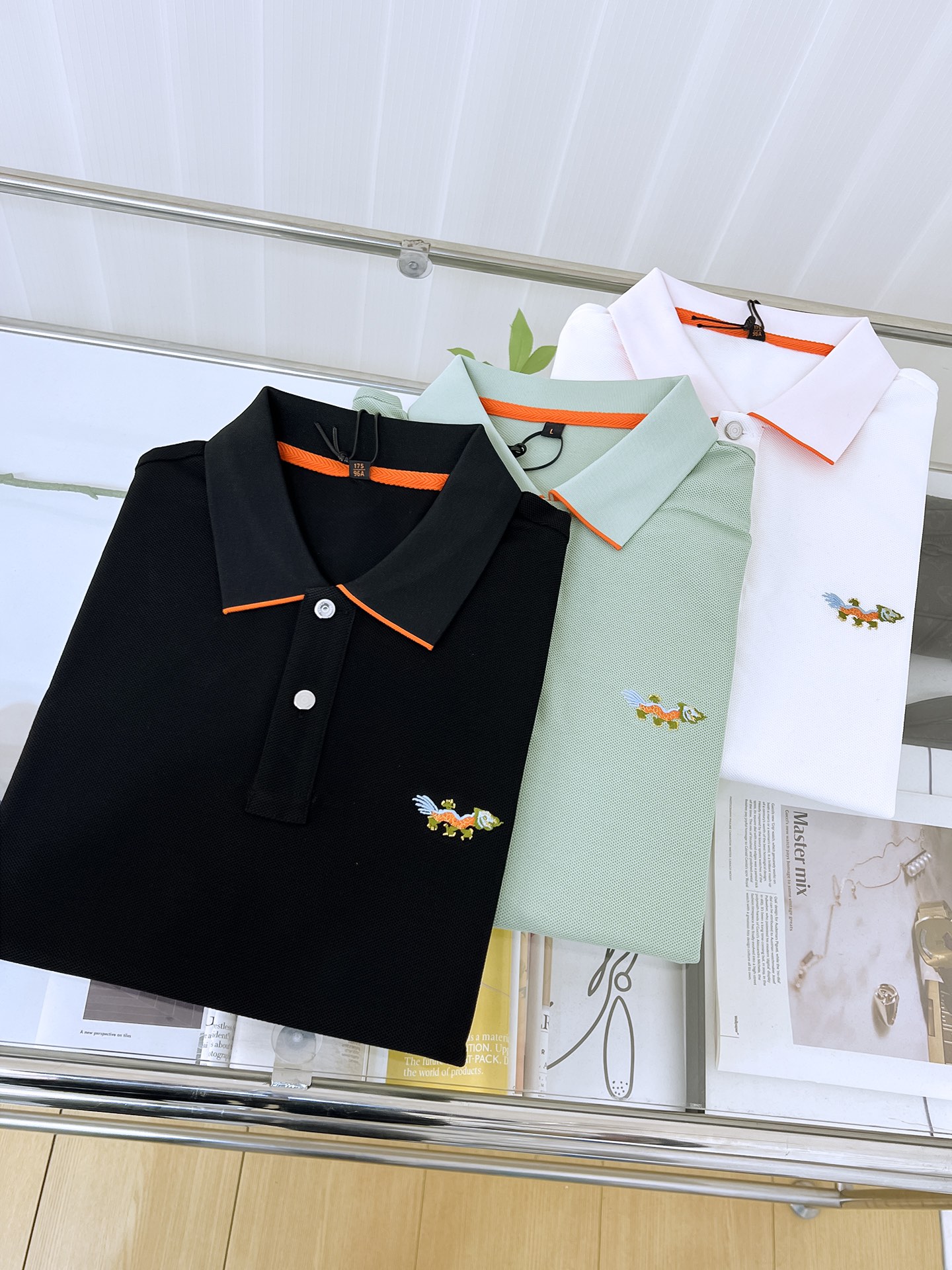 NO:137153,Hermes 25ss summer new fashion casual short-sleeved polo shirt, high-end tight-needle short-sleeved high-end European version original single lapel T-shirt!  High breathability and comfort, impeccable details, brand elements design concept, reflecting high quality. It presents casual cut and has a great upper body style!  The repurchase rate is extremely high!  Number of codes 48-58 020,,hermes,T-shirt,tees,t-shirt,alexander wang19860909爱马仕 25ss夏季新款时尚休闲短袖polo衫,高级密针短袖高端欧版原单翻领T恤衫！透气舒适度高,细节无可挑剔,品牌元素设计理念,体现高品质.呈现休闲裁剪,上身版型超赞！回购率极高！码数48-58 020,,hermes,T-shirt,tees，t-shirt,alexander wang,Men's clothing