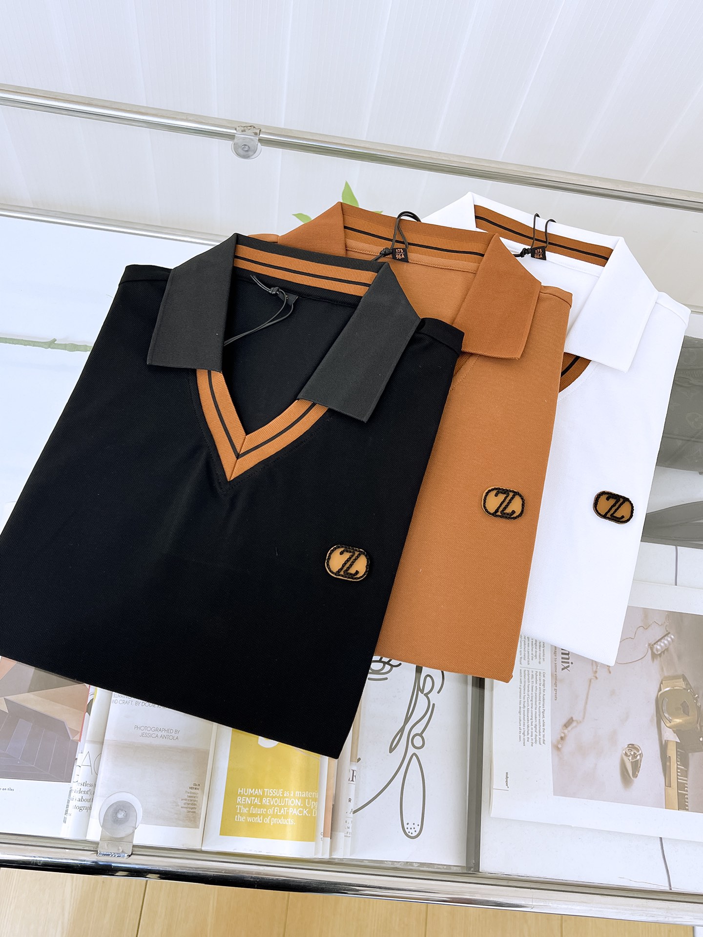 NO:137161,Zenia 25ss summer new fashionable casual short-sleeved polo shirt, rare V-neck design!  !  High-end tight-needle short-sleeved high-end European version original single lapel T-shirt!  High breathability and comfort, impeccable details, brand elements design concept, reflecting high quality. It presents casual cut and has a great upper body style!  The repurchase rate is extremely high!  Number of codes 48-58 020, zegna, T-shirt,tees, t-shirt,alexander wang19860909杰尼亚 25ss夏季新款时尚休闲短袖polo衫,少有的V领设计！！高级密针短袖高端欧版原单翻领T恤衫！透气舒适度高,细节无可挑剔,品牌元素设计理念,体现高品质.呈现休闲裁剪,上身版型超赞！回购率极高！码数48-58 020,,zegna,T-shirt,tees，t-shirt,alexander wang,Men's clothing