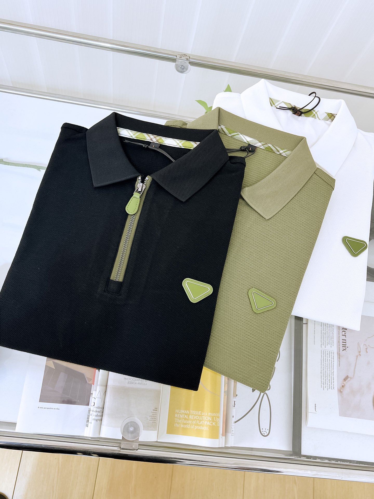 NO:137155,Prada 25ss summer new fashion casual short-sleeved polo shirt, high-end tight-needle short-sleeved high-end European version original single lapel T-shirt!  High breathability and comfort, impeccable details, brand elements design concept, reflecting high quality. It presents casual cut and has a great upper body style!  The repurchase rate is extremely high!  Number of codes 48-58 020,,prada,T-shirt,tees,t-shirt,alexander wang19860909普拉达 25ss夏季新款时尚休闲短袖polo衫,高级密针短袖高端欧版原单翻领T恤衫！透气舒适度高,细节无可挑剔,品牌元素设计理念,体现高品质.呈现休闲裁剪,上身版型超赞！回购率极高！码数48-58 020,,prada,T-shirt,tees，t-shirt,alexander wang,Men's clothing