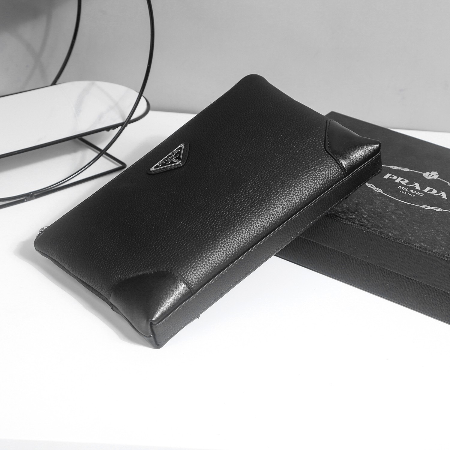 ,爆款来袭,精致手拿包💼选用由再生聚酯纤维和棉质纱线制成的面料打造,装饰专属标识图案,搭配品牌徽标。可斜