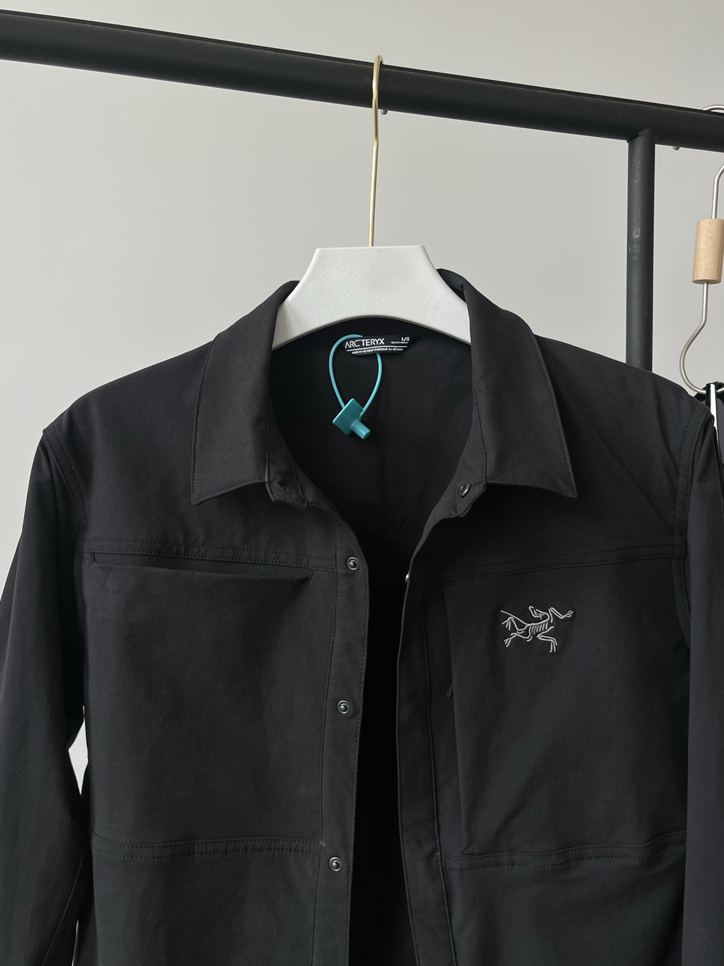 ARC'TERYX始祖鸟 CRONIN COTTON OVERSHIRT 男子 长袖衬衣

⚠️这是一件外套 衬衫版型 上身绝帅！衣服厚实偏重 喜欢夹克版型衬衫外套的不要错过！

采用耐久舒适的棉和尼龙复合面料，富有弹性、柔软亲肤。拼接剪裁搭配弹力面料，让你活动时倍感自如。肘部由垫片加固，两个胸前口袋提供储存空间。

·透气
·耐久的棉和尼龙平纹面料兼具弹力、自然舒适感和耐久的性能·标准款式活动自如
·拼接剪裁，活动自如,肘部补丁采用拼接设计，更加耐久，而不影响灵活性·拉链胸袋

颜色：黑色
尺码：S、M、L、XL、XXL