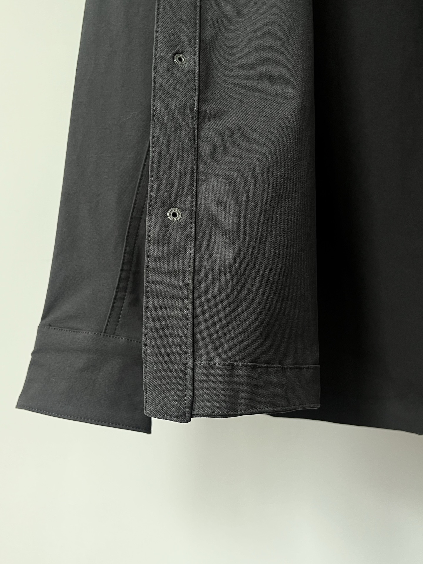 ARC'TERYX始祖鸟 CRONIN COTTON OVERSHIRT 男子 长袖衬衣

⚠️这是一件外套 衬衫版型 上身绝帅！衣服厚实偏重 喜欢夹克版型衬衫外套的不要错过！

采用耐久舒适的棉和尼龙复合面料，富有弹性、柔软亲肤。拼接剪裁搭配弹力面料，让你活动时倍感自如。肘部由垫片加固，两个胸前口袋提供储存空间。

·透气
·耐久的棉和尼龙平纹面料兼具弹力、自然舒适感和耐久的性能·标准款式活动自如
·拼接剪裁，活动自如,肘部补丁采用拼接设计，更加耐久，而不影响灵活性·拉链胸袋

颜色：黑色
尺码：S、M、L、XL、XXL
