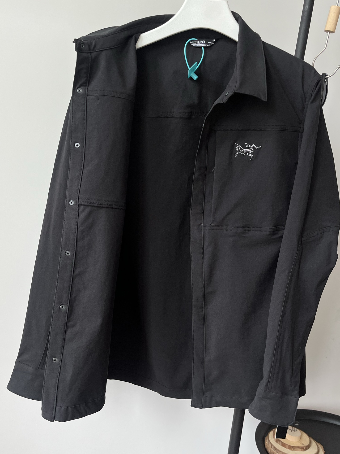 ARC'TERYX始祖鸟 CRONIN COTTON OVERSHIRT 男子 长袖衬衣

⚠️这是一件外套 衬衫版型 上身绝帅！衣服厚实偏重 喜欢夹克版型衬衫外套的不要错过！

采用耐久舒适的棉和尼龙复合面料，富有弹性、柔软亲肤。拼接剪裁搭配弹力面料，让你活动时倍感自如。肘部由垫片加固，两个胸前口袋提供储存空间。

·透气
·耐久的棉和尼龙平纹面料兼具弹力、自然舒适感和耐久的性能·标准款式活动自如
·拼接剪裁，活动自如,肘部补丁采用拼接设计，更加耐久，而不影响灵活性·拉链胸袋

颜色：黑色
尺码：S、M、L、XL、XXL