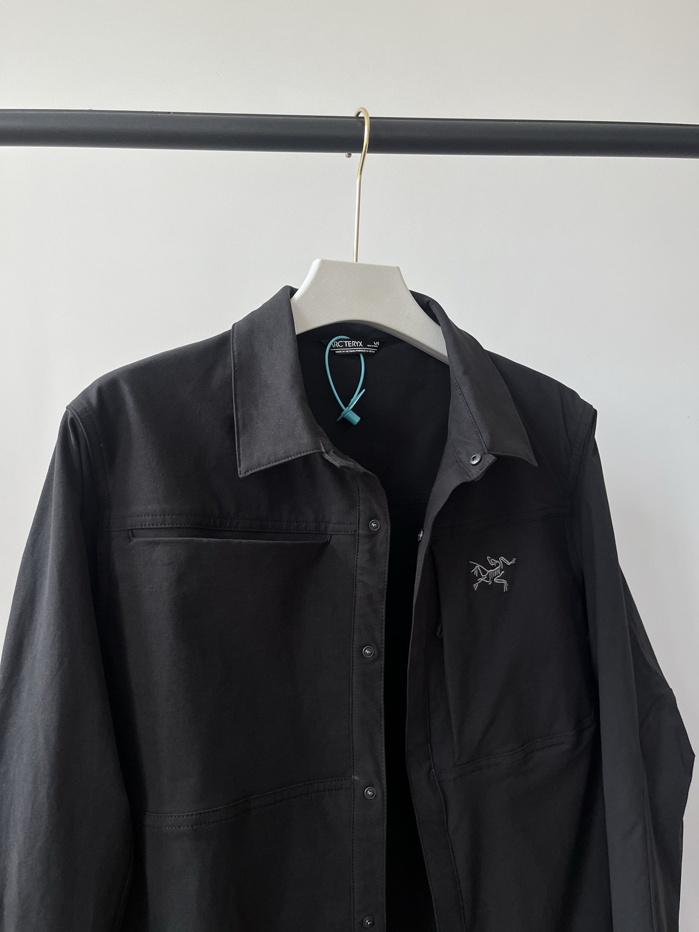 ARC'TERYX始祖鸟 CRONIN COTTON OVERSHIRT 男子 长袖衬衣

⚠️这是一件外套 衬衫版型 上身绝帅！衣服厚实偏重 喜欢夹克版型衬衫外套的不要错过！

采用耐久舒适的棉和尼龙复合面料，富有弹性、柔软亲肤。拼接剪裁搭配弹力面料，让你活动时倍感自如。肘部由垫片加固，两个胸前口袋提供储存空间。

·透气
·耐久的棉和尼龙平纹面料兼具弹力、自然舒适感和耐久的性能·标准款式活动自如
·拼接剪裁，活动自如,肘部补丁采用拼接设计，更加耐久，而不影响灵活性·拉链胸袋

颜色：黑色
尺码：S、M、L、XL、XXL