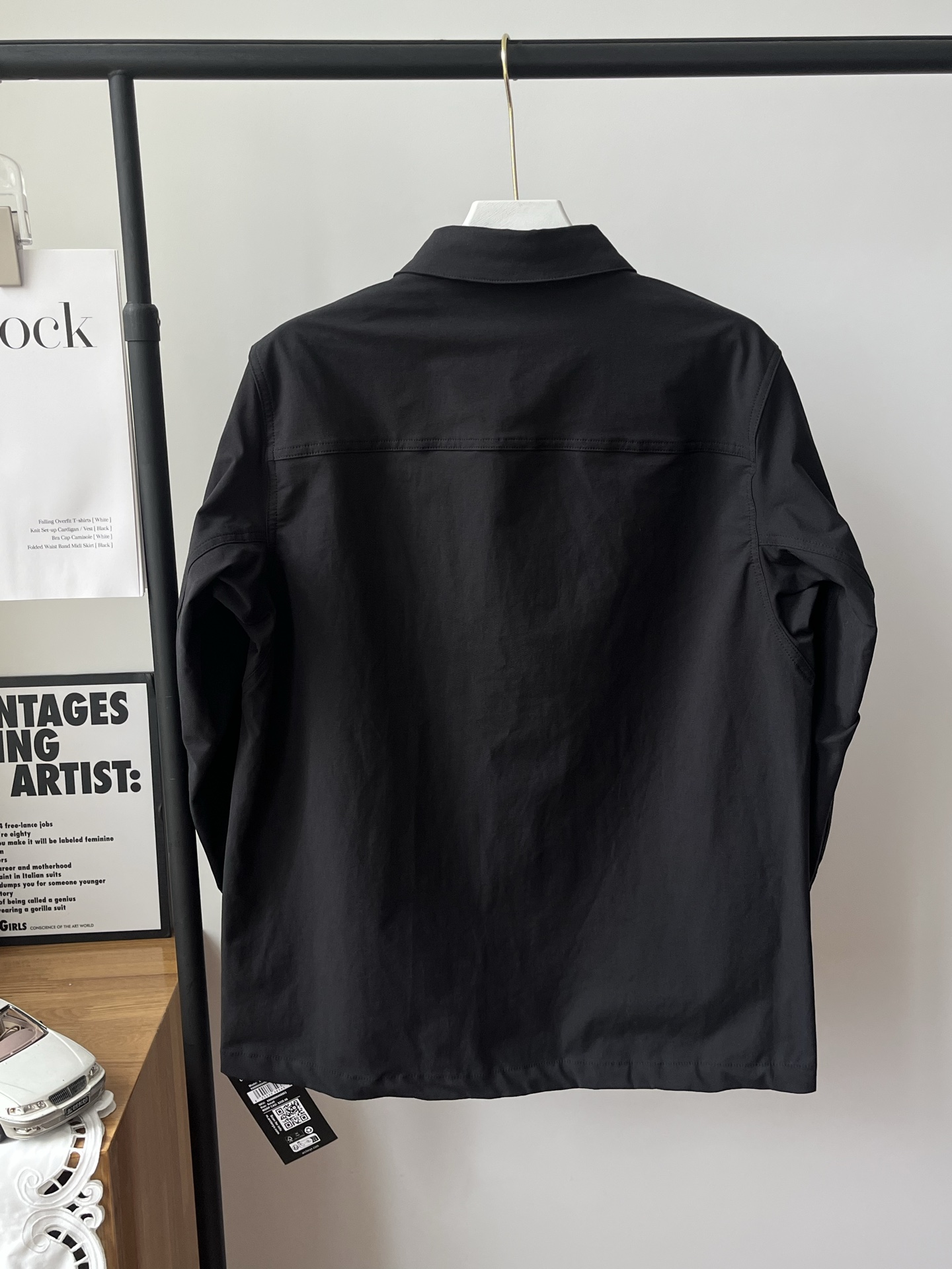 ARC'TERYX始祖鸟 CRONIN COTTON OVERSHIRT 男子 长袖衬衣

⚠️这是一件外套 衬衫版型 上身绝帅！衣服厚实偏重 喜欢夹克版型衬衫外套的不要错过！

采用耐久舒适的棉和尼龙复合面料，富有弹性、柔软亲肤。拼接剪裁搭配弹力面料，让你活动时倍感自如。肘部由垫片加固，两个胸前口袋提供储存空间。

·透气
·耐久的棉和尼龙平纹面料兼具弹力、自然舒适感和耐久的性能·标准款式活动自如
·拼接剪裁，活动自如,肘部补丁采用拼接设计，更加耐久，而不影响灵活性·拉链胸袋

颜色：黑色
尺码：S、M、L、XL、XXL