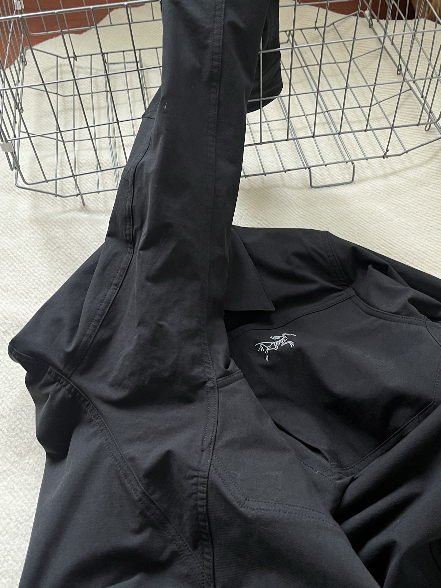始祖鸟最帅衬衫 CRONIN COTTON OVERSHIRT
⚠️这是一件外套 衬衫版型 上身绝帅！
衣服厚实偏重 喜欢夹克版型衬衫外套的不要错过！
台风天必备，也可以当防晒衣😊初秋也能穿
男女都可以驾驭😎超帅诶
