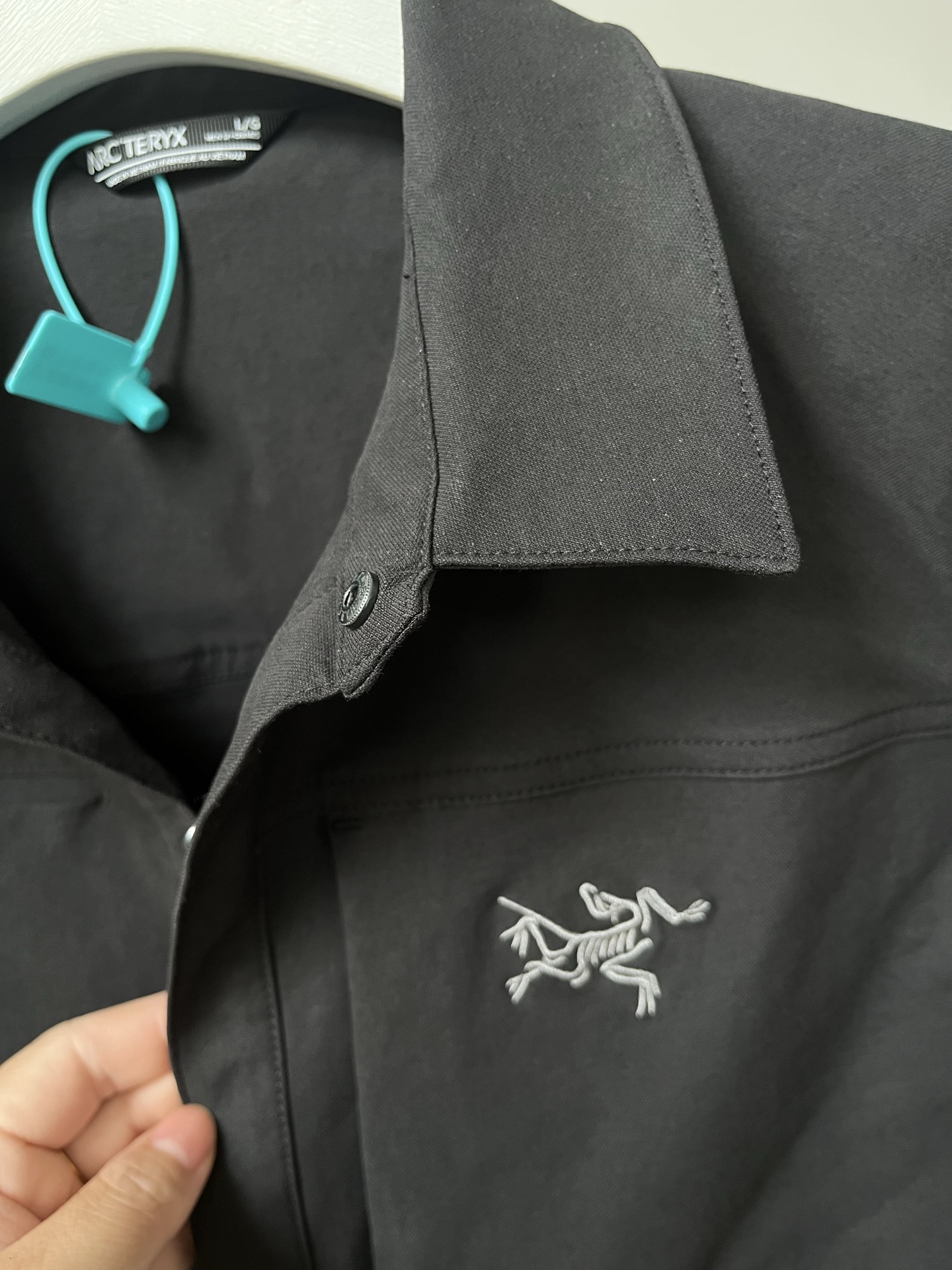 始祖鸟最帅衬衫 CRONIN COTTON OVERSHIRT
⚠️这是一件外套 衬衫版型 上身绝帅！
衣服厚实偏重 喜欢夹克版型衬衫外套的不要错过！
台风天必备，也可以当防晒衣😊初秋也能穿
男女都可以驾驭😎超帅诶
