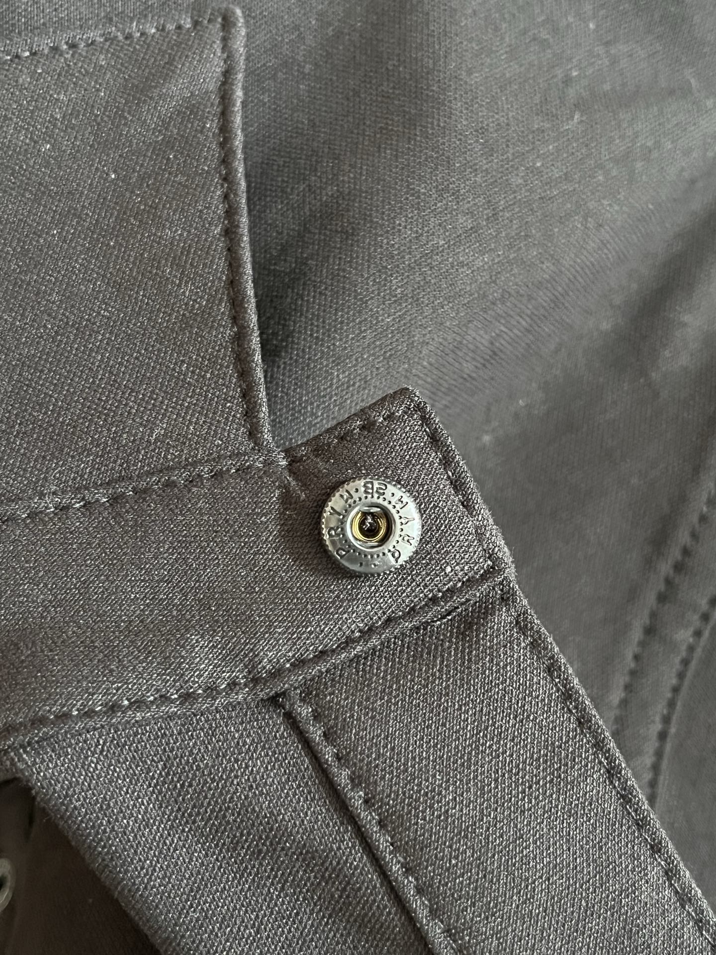 始祖鸟最帅衬衫 CRONIN COTTON OVERSHIRT
⚠️这是一件外套 衬衫版型 上身绝帅！
衣服厚实偏重 喜欢夹克版型衬衫外套的不要错过！
台风天必备，也可以当防晒衣😊初秋也能穿
男女都可以驾驭😎超帅诶
