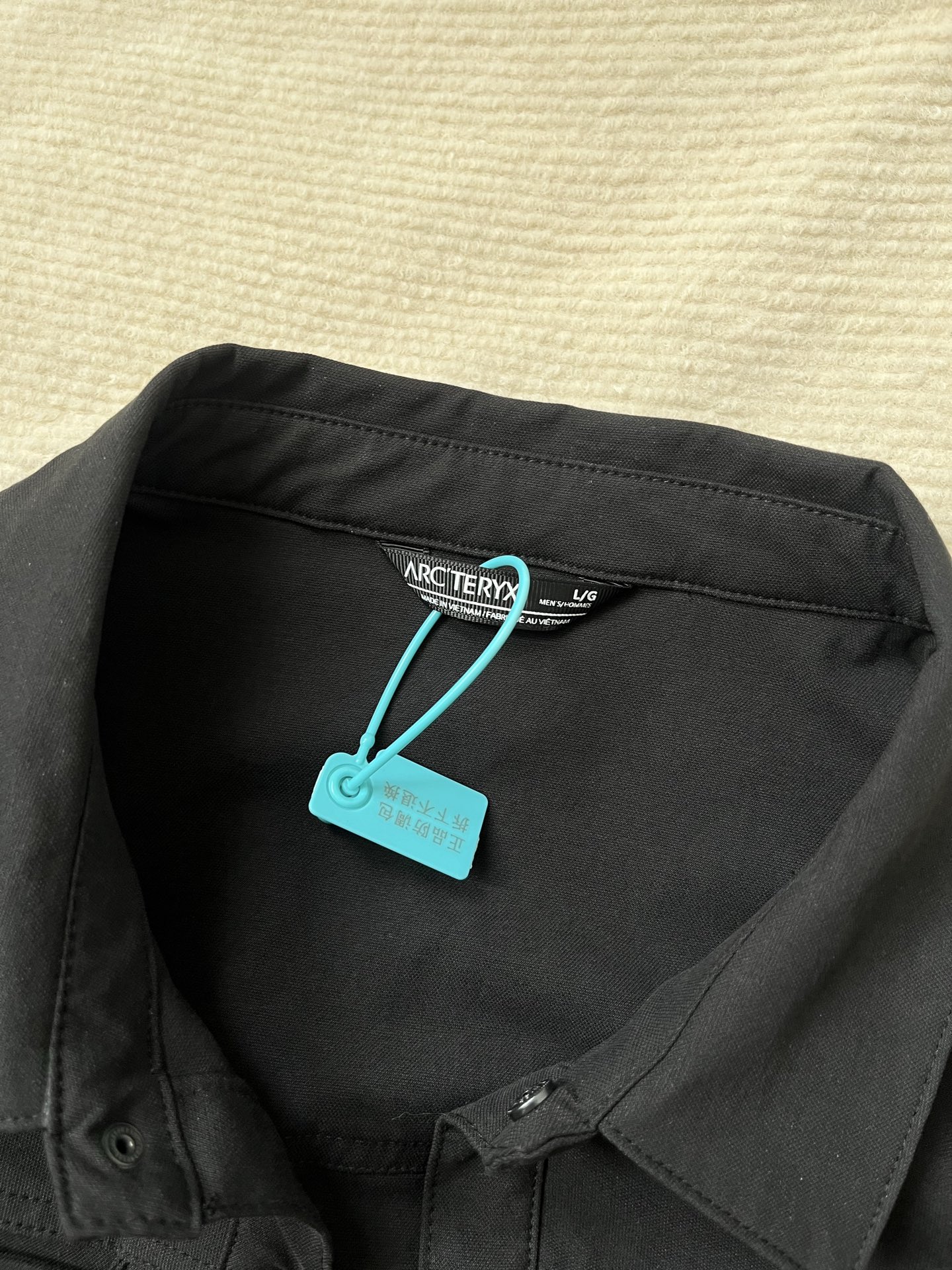 始祖鸟最帅衬衫 CRONIN COTTON OVERSHIRT
⚠️这是一件外套 衬衫版型 上身绝帅！
衣服厚实偏重 喜欢夹克版型衬衫外套的不要错过！
台风天必备，也可以当防晒衣😊初秋也能穿
男女都可以驾驭😎超帅诶
