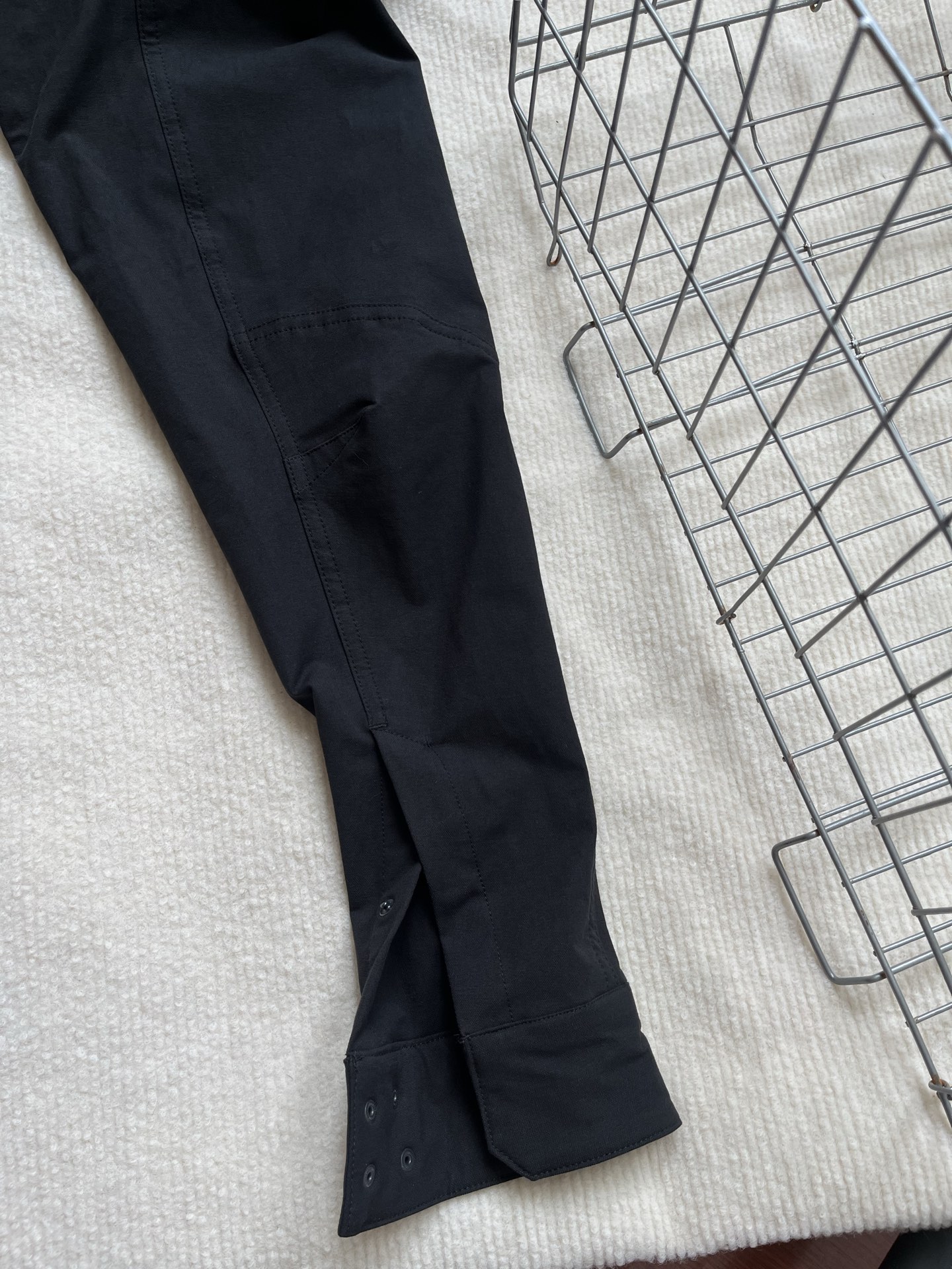 始祖鸟最帅衬衫 CRONIN COTTON OVERSHIRT
⚠️这是一件外套 衬衫版型 上身绝帅！
衣服厚实偏重 喜欢夹克版型衬衫外套的不要错过！
台风天必备，也可以当防晒衣😊初秋也能穿
男女都可以驾驭😎超帅诶
