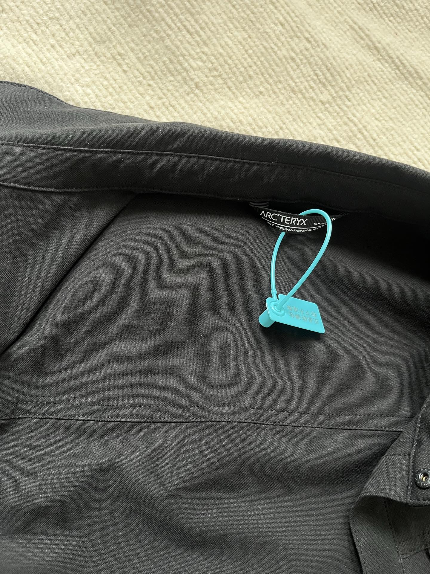 始祖鸟最帅衬衫 CRONIN COTTON OVERSHIRT
⚠️这是一件外套 衬衫版型 上身绝帅！
衣服厚实偏重 喜欢夹克版型衬衫外套的不要错过！
台风天必备，也可以当防晒衣😊初秋也能穿
男女都可以驾驭😎超帅诶
