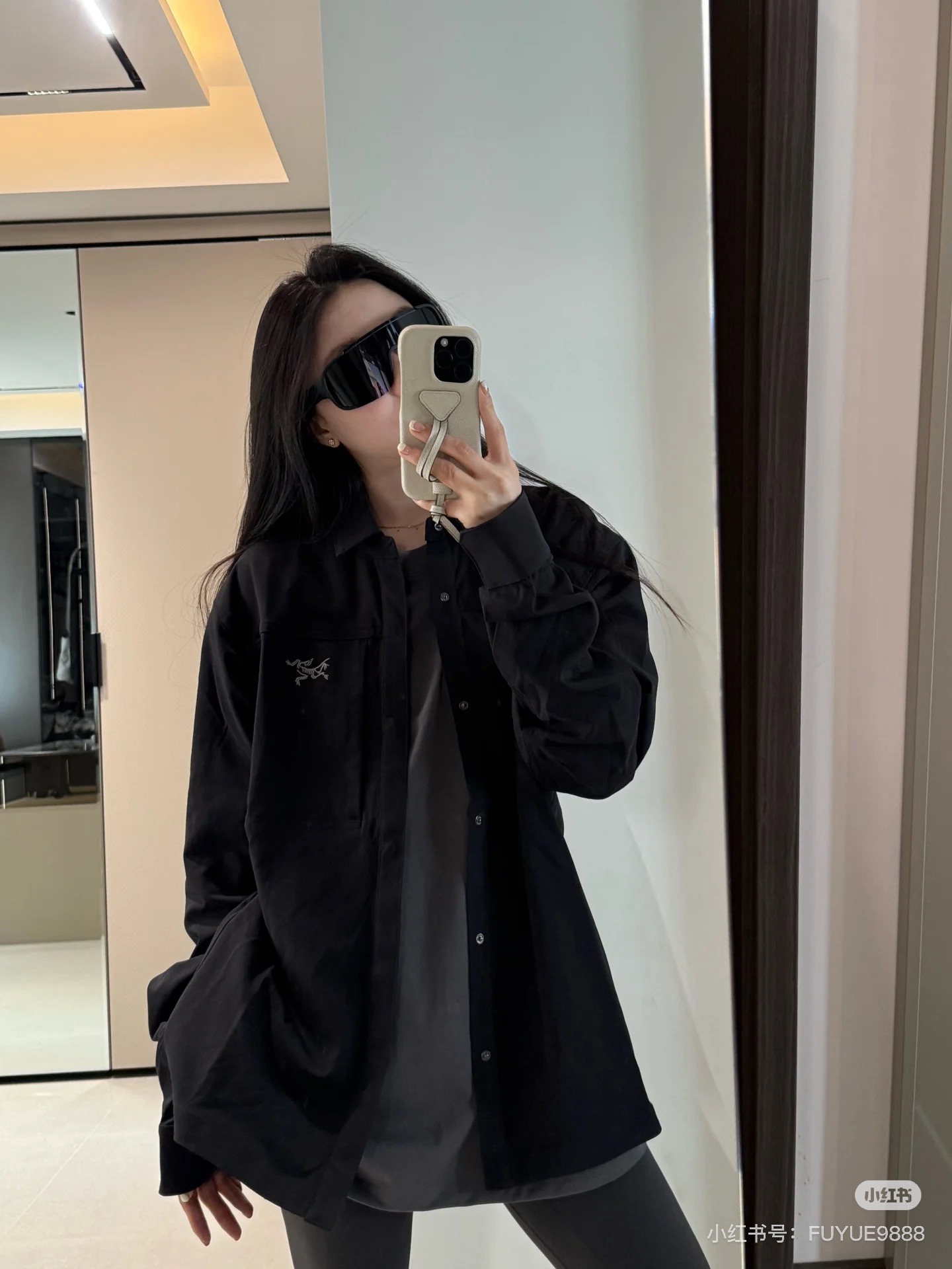 始祖鸟你太会了｜妥妥干部风的工装外套
情侣款
男女都可以穿🌈
这下好了，爱不爱户外的人都会爱上始祖鸟，这款工装外套太帅啦
其实你和帅哥的距离只隔了一套穿搭
可以试一下始祖鸟的这件工装夹克
内搭一件基础白t，就挺有年下男友的干净少年感
手腕上搭配的是海鸥的国民系列腕表
简约的表盘设计加上皮革的表带
自带了一种沉稳的感觉
最近通勤上手率比较高的一款穿搭加分配饰啦~
