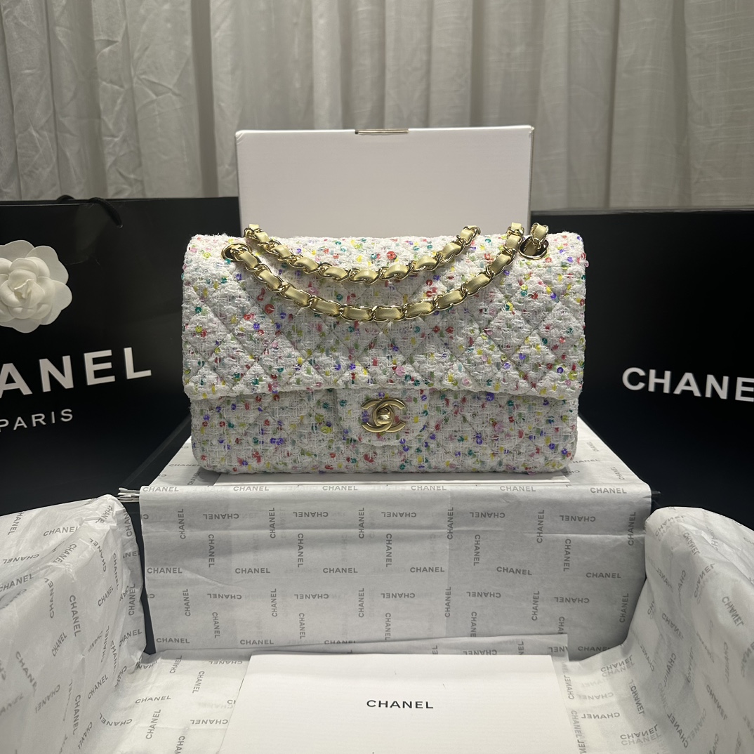 Chanel 24S Gele Pailletten Tweed Flap Bag, Wit met Zachte Kleuren, Gouden Hardware