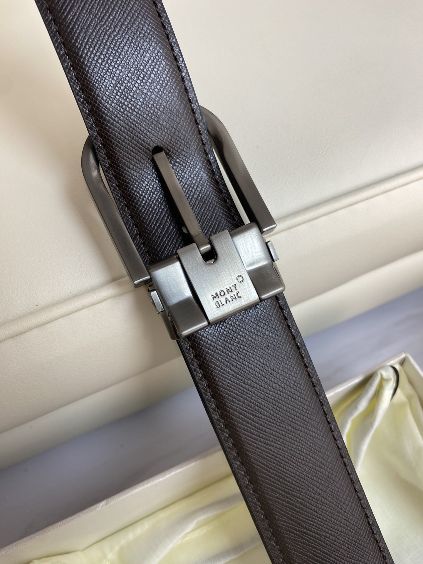 Montblanc万宝龙宽3.5cm采用头层牛皮精品针式扣头自由裁剪商务休闲皮带
