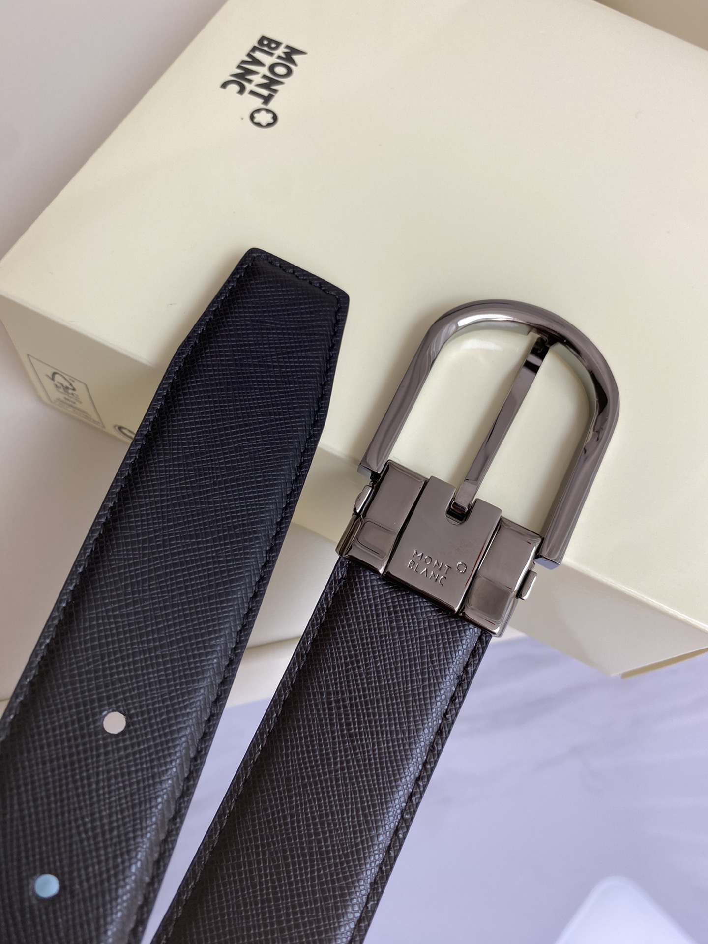 Montblanc万宝龙宽3.5cm采用头层牛皮精品针式扣头自由裁剪商务休闲皮带