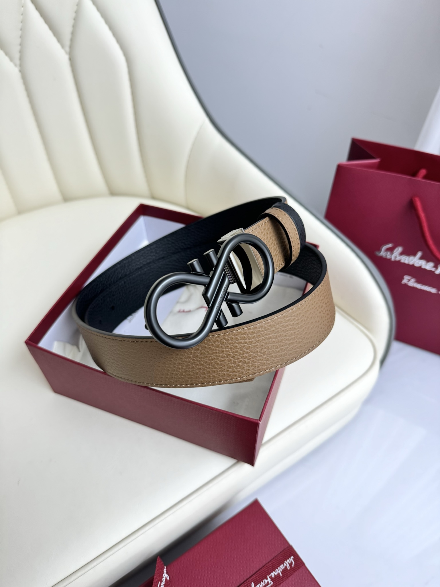 NO:138279,[Ferragamo] Double-sided original imported cowhide, double-sided use, vacuum electroplated copper buckle, exquisite workmanship and quality of the counter!  Fashionable, casual and versatile, popular and popular!  Complete packaging for counter, width 3.5, belt, ferragamo, cowhide19860909【菲拉格慕】双面原厂进口头层牛皮,双面使用,真空电镀铜扣,做工精致专柜品质！时尚休闲百搭火爆热销中！配专柜全套包装,宽度3.5,皮带,ferragamo,cowhide,Belt