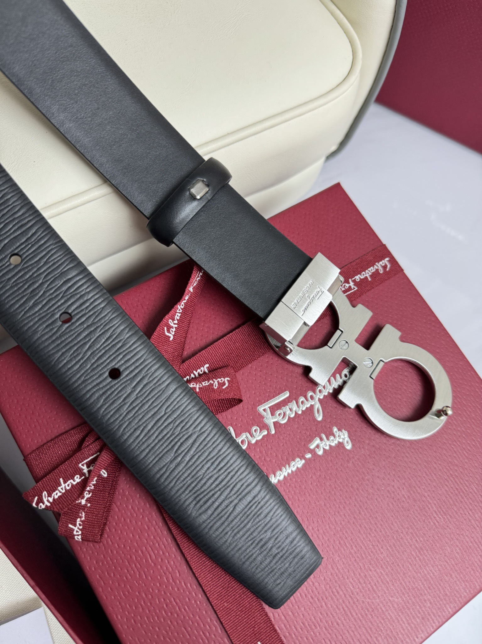 菲拉格慕 双面原厂进口头层牛皮 双面使用 真空电镀铜扣-Chinese UA Cheap High Quatity Brand Clothes Bags handbags Sneakers wholesale wholesaler seller from China Factory suppliers Fashion Clothing Shoes best Quality Beautiful Price 菲拉格慕 双面原厂进口头层牛皮 双面使用 真空电镀铜扣