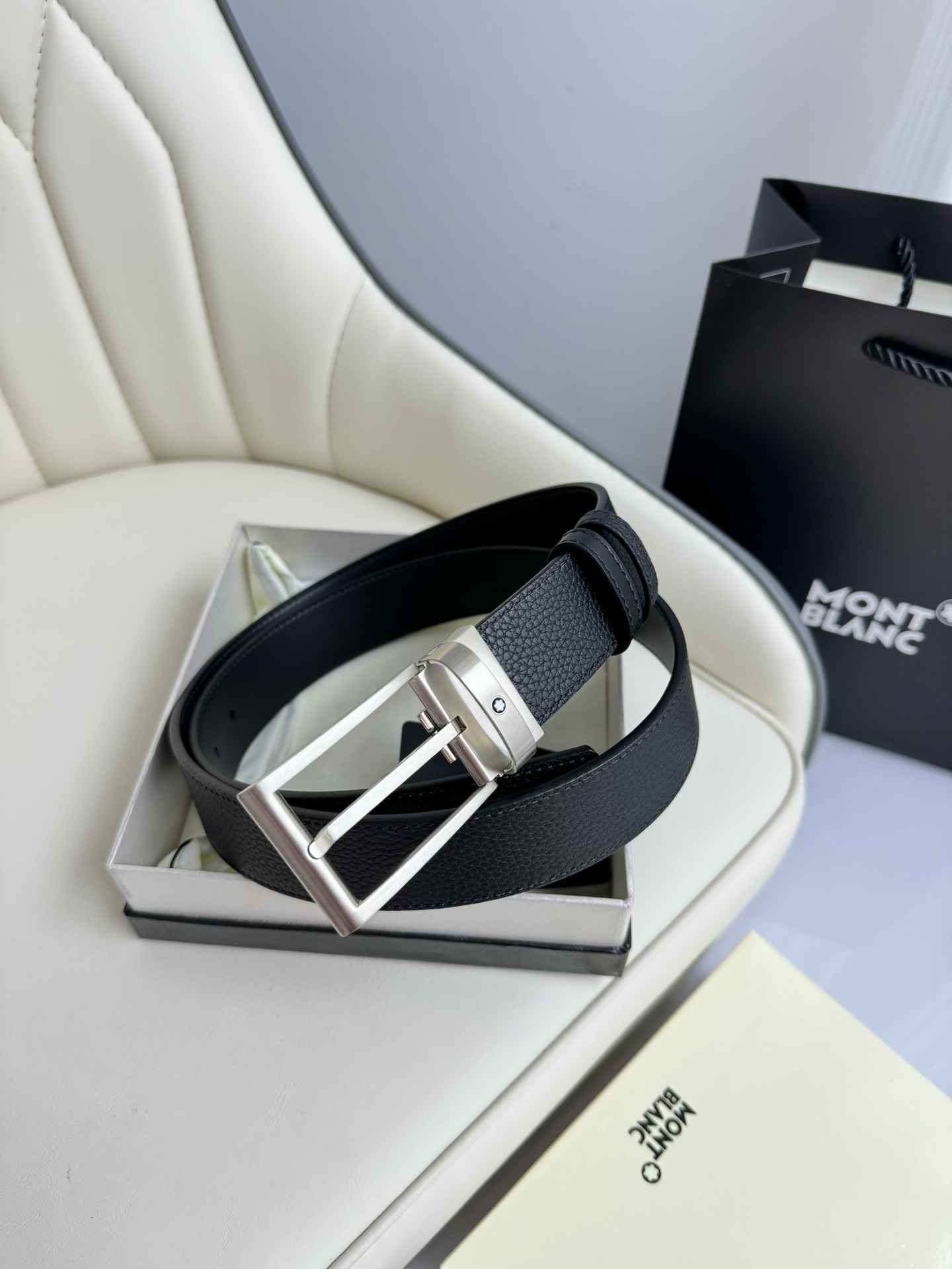  Montblanc万宝龙 宽3.5cm 采用头层牛皮 精品针式扣头 自由裁剪商务休闲