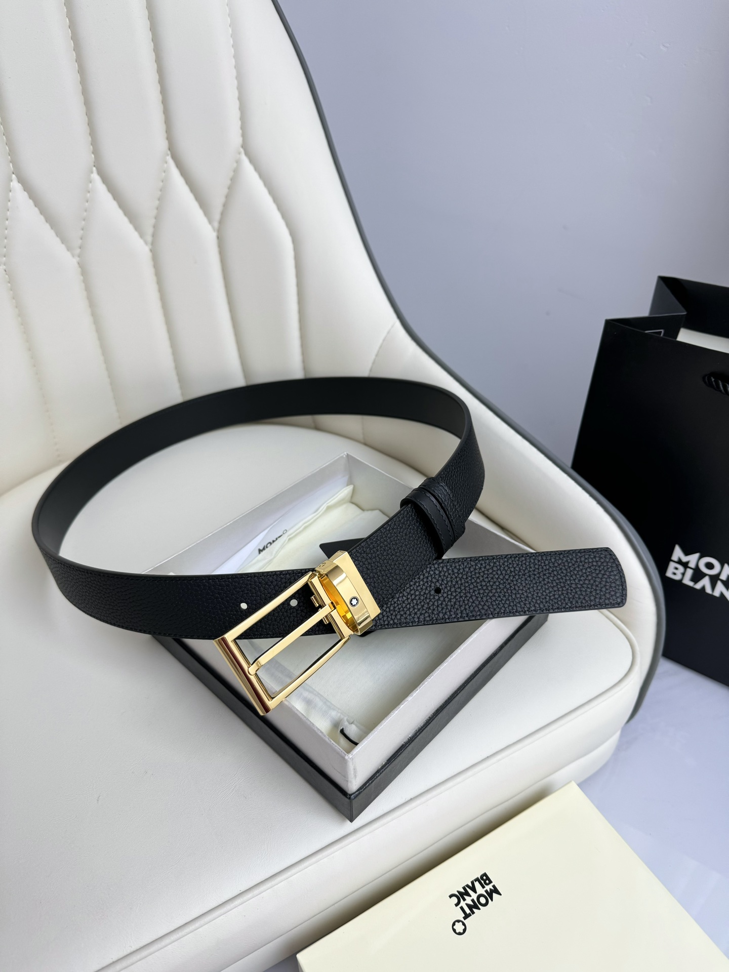  Montblanc万宝龙 宽3.5cm 采用头层牛皮 精品针式扣头 自由裁剪商务休闲