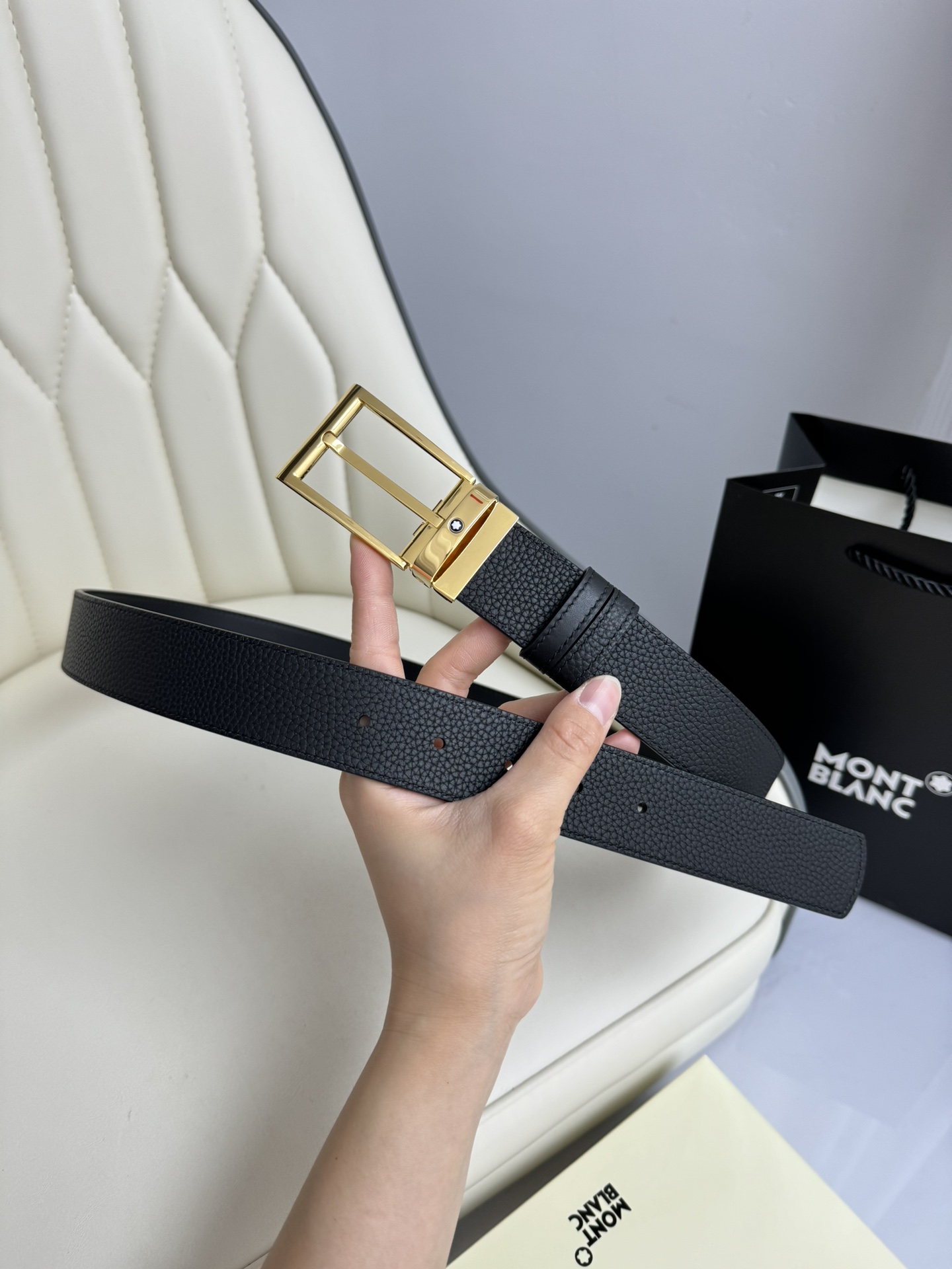  Montblanc万宝龙 宽3.5cm 采用头层牛皮 精品针式扣头 自由裁剪商务休闲