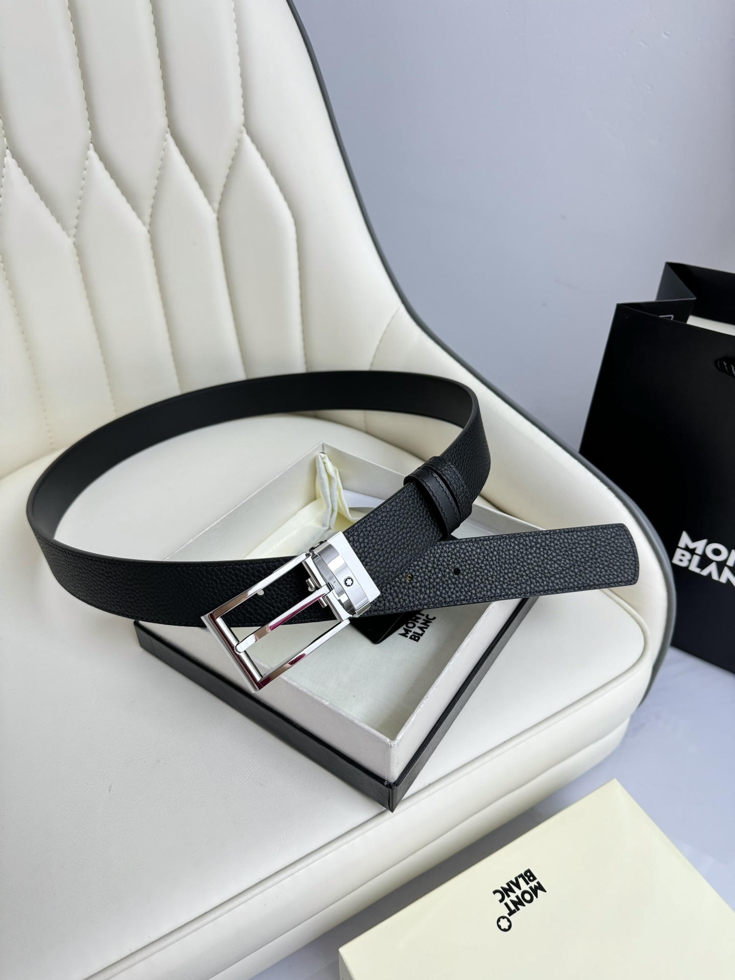 Montblanc万宝龙 宽3.5cm 采用头层牛皮 精品针式扣头 自由裁剪商务休闲