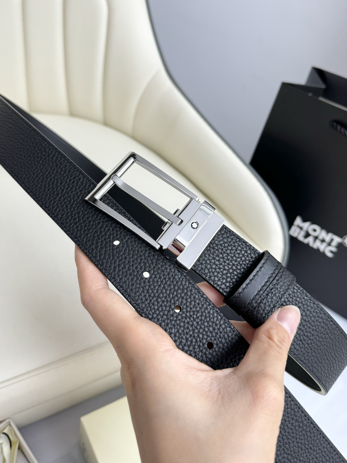  Montblanc万宝龙 宽3.5cm 采用头层牛皮 精品针式扣头 自由裁剪商务休闲