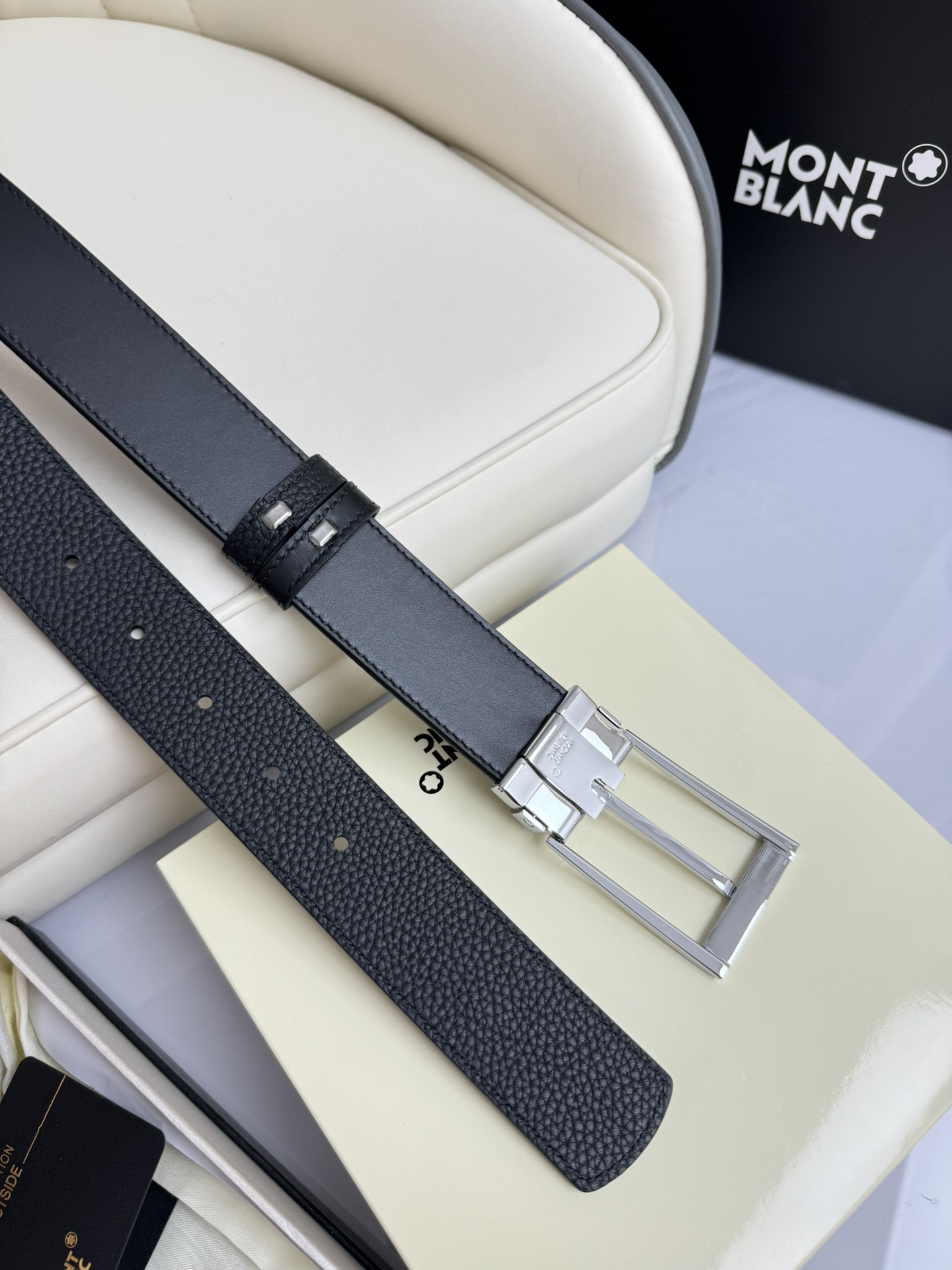  Montblanc万宝龙 宽3.5cm 采用头层牛皮 精品针式扣头 自由裁剪商务休闲