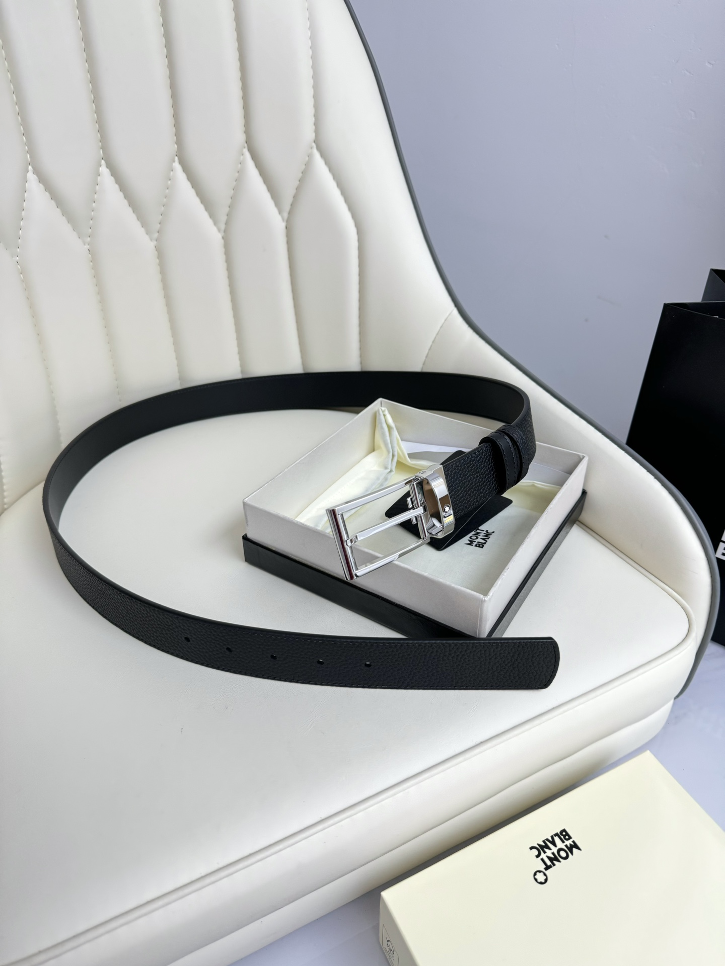  Montblanc万宝龙 宽3.5cm 采用头层牛皮 精品针式扣头 自由裁剪商务休闲