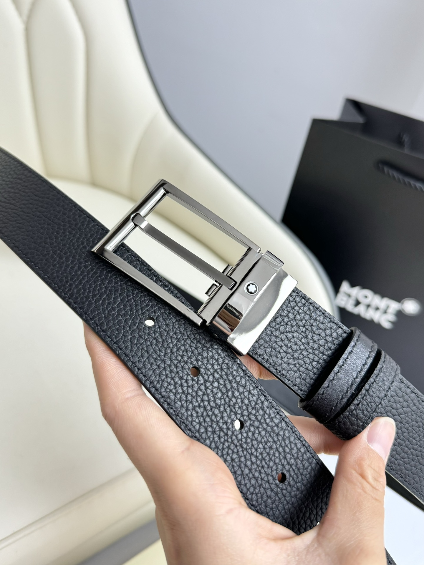  Montblanc万宝龙 宽3.5cm 采用头层牛皮 精品针式扣头 自由裁剪商务休闲
