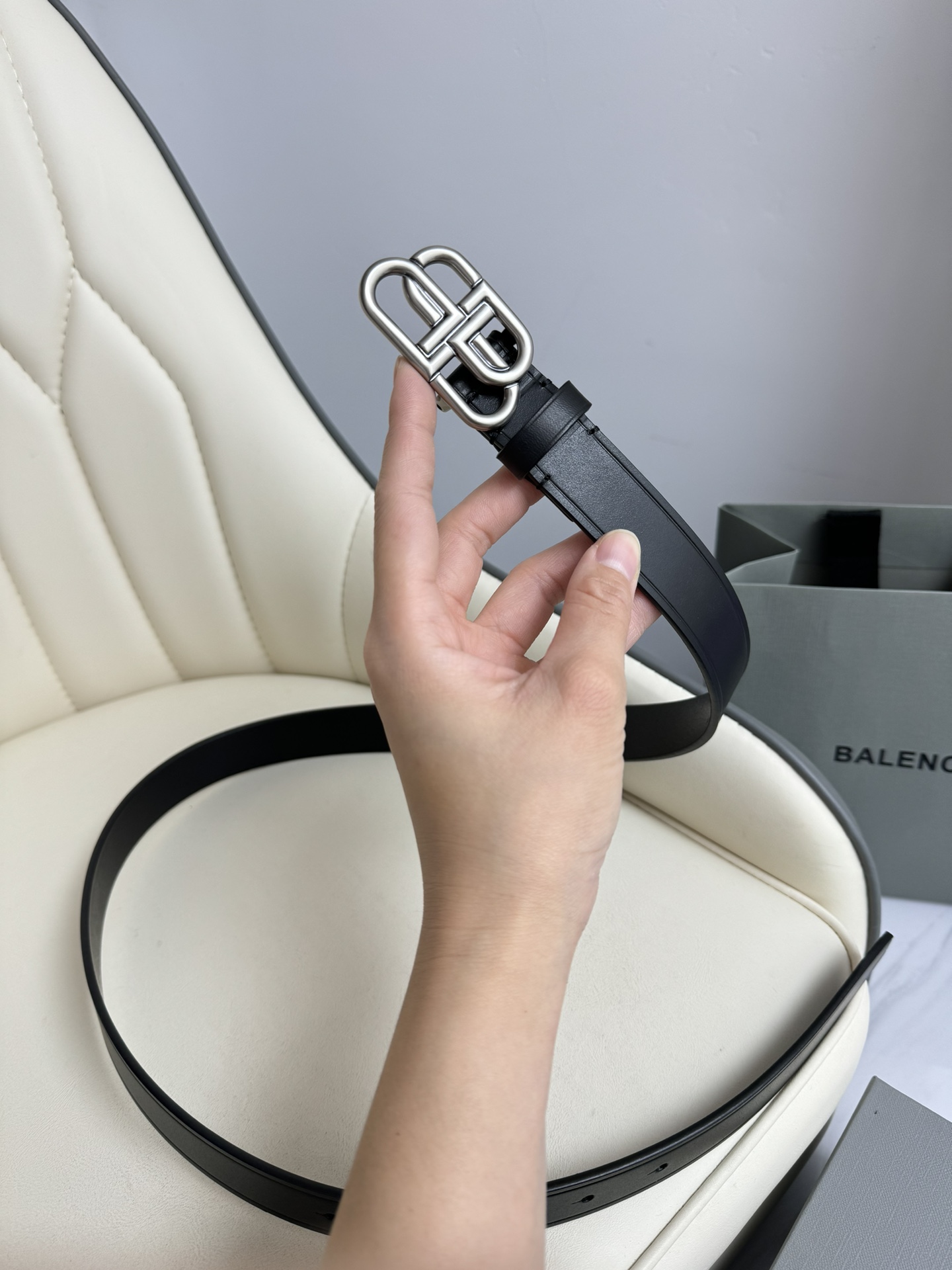 巴黎世家Balenciaga宽度2.5cm是法国的奢侈品牌作为时尚界最具影响力品牌之一的地位设计师源于都