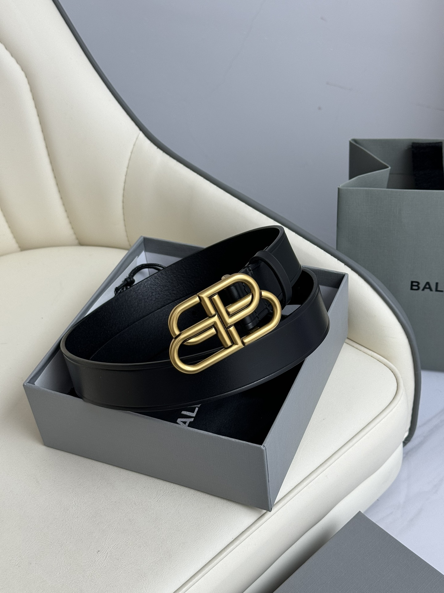 巴黎世家（Balenciaga）宽度.0cm 是法国的奢侈品牌，作为时尚界最具影响力品牌之一的地位。设计师源于：都市时尚潮流独特的设计风格，采用进口小牛皮制作；搭配纯铜复古五金，使其更具魅力。值得拥有的百搭精品