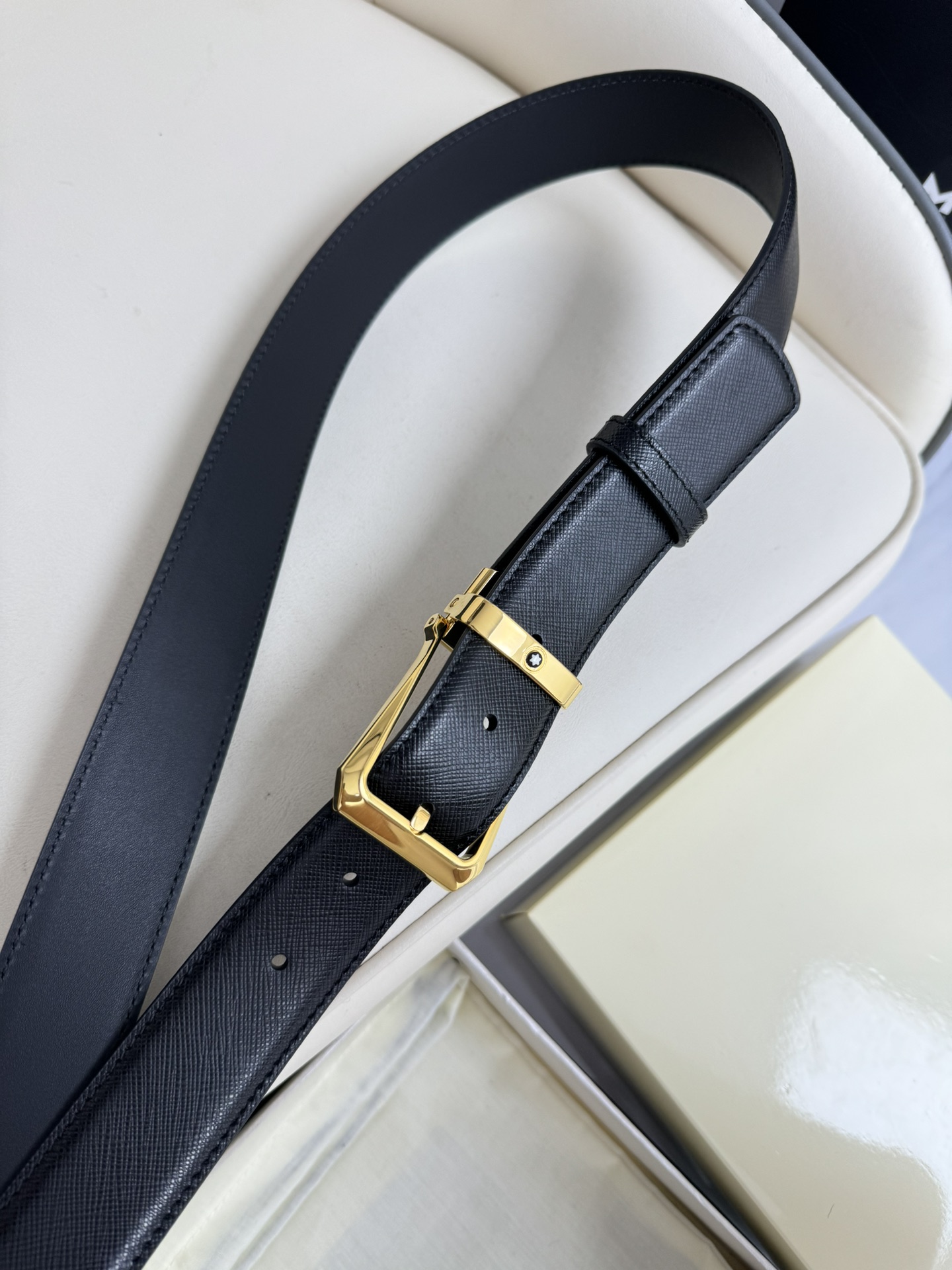 
Montblanc万宝龙 宽3.5cm 采用头层牛皮 精品针式扣头 自由裁剪商务休闲