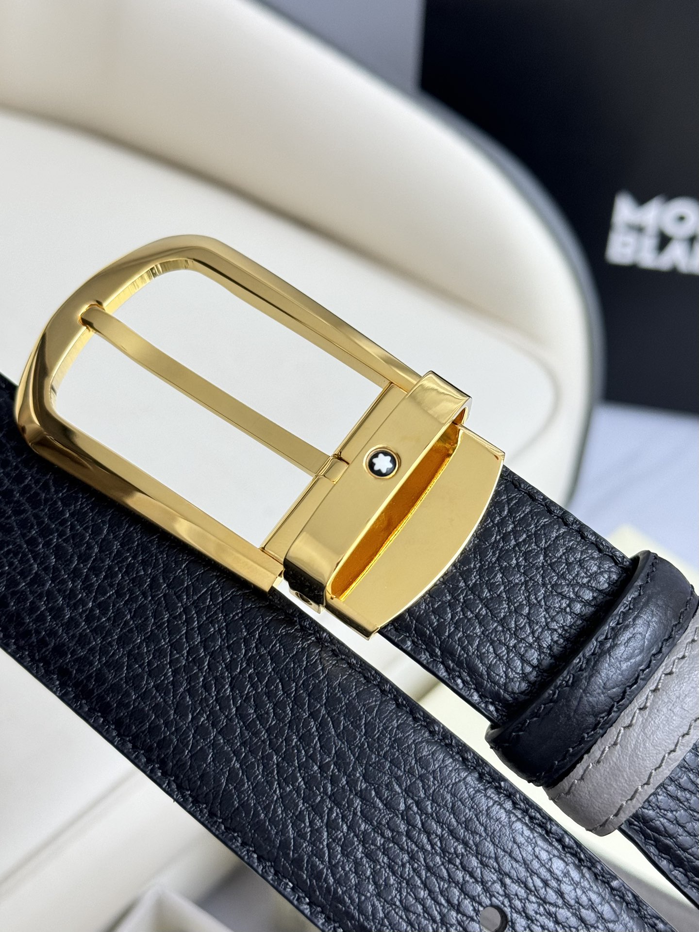 
Montblanc万宝龙 宽3.5cm 采用头层牛皮 精品针式扣头 自由裁剪商务休闲