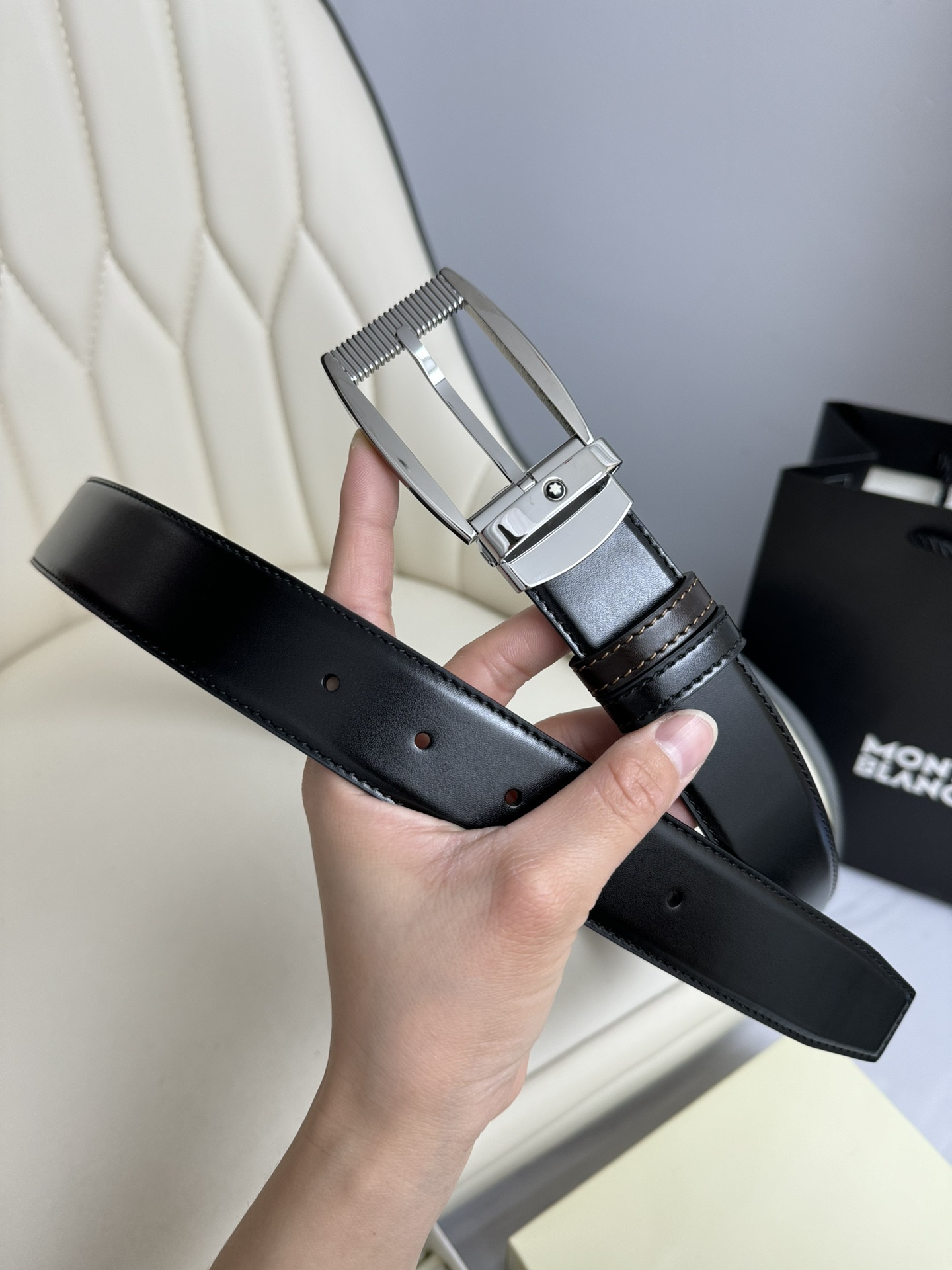 
Montblanc万宝龙 宽3.5cm 采用头层牛皮 精品针式扣头 自由裁剪商务休闲
