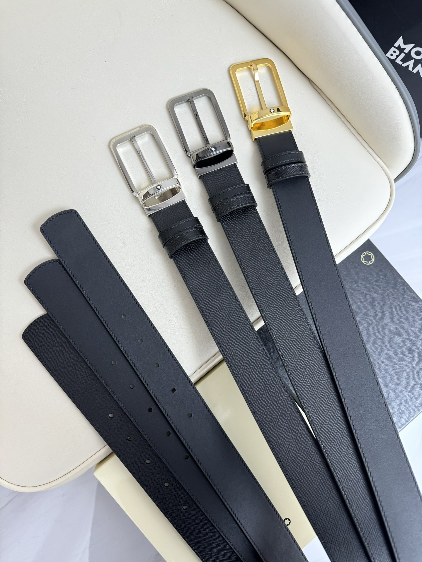
Montblanc万宝龙 宽3.5cm 采用头层牛皮 精品针式扣头 自由裁剪商务休闲
