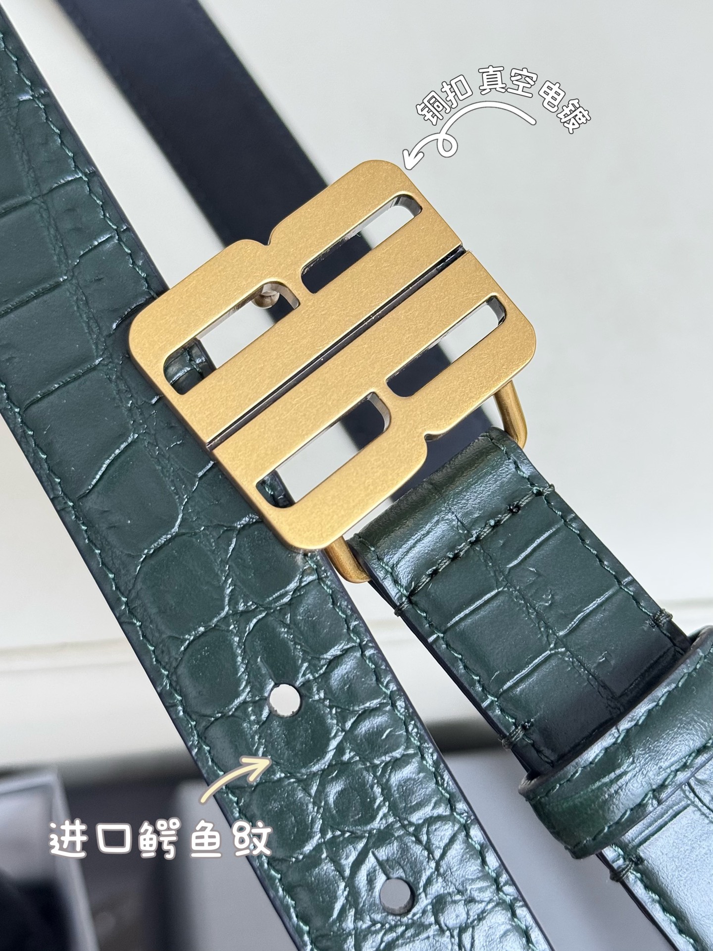 巴黎世家（Balenciaga）宽度2.5cm 是法国的奢侈品牌，作为时尚界最具影响力品牌之一的地位。设计师源于：都市时尚潮流独特的设计风格，采用进口小牛皮制作；搭配纯铜复古五金，使其更具魅力。值得拥有的百搭精品 P170