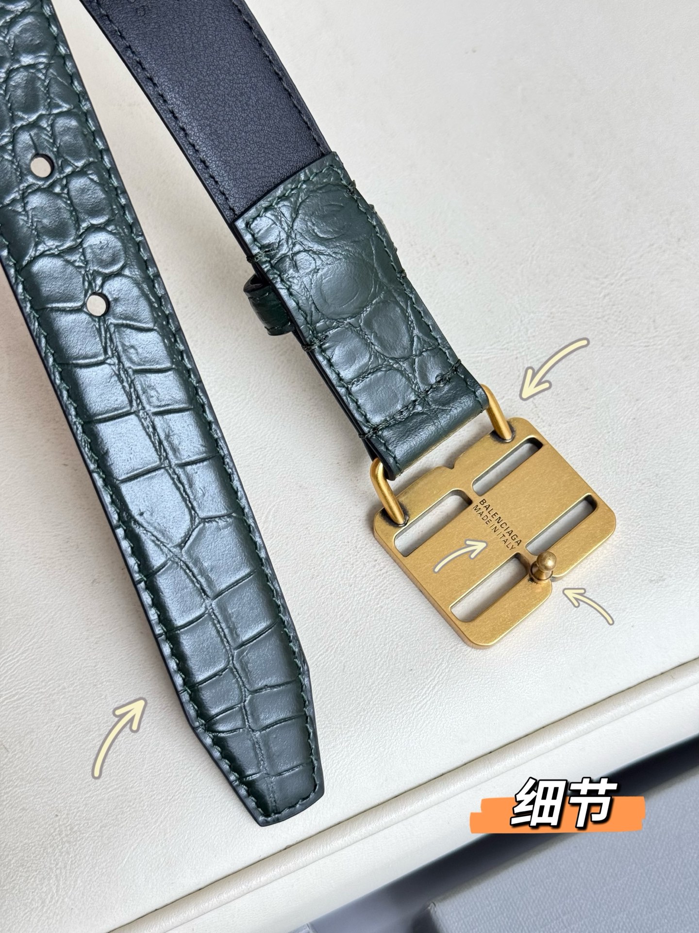 巴黎世家（Balenciaga）宽度2.5cm 是法国的奢侈品牌，作为时尚界最具影响力品牌之一的地位。设计师源于：都市时尚潮流独特的设计风格，采用进口小牛皮制作；搭配纯铜复古五金，使其更具魅力。值得拥有的百搭精品 P170