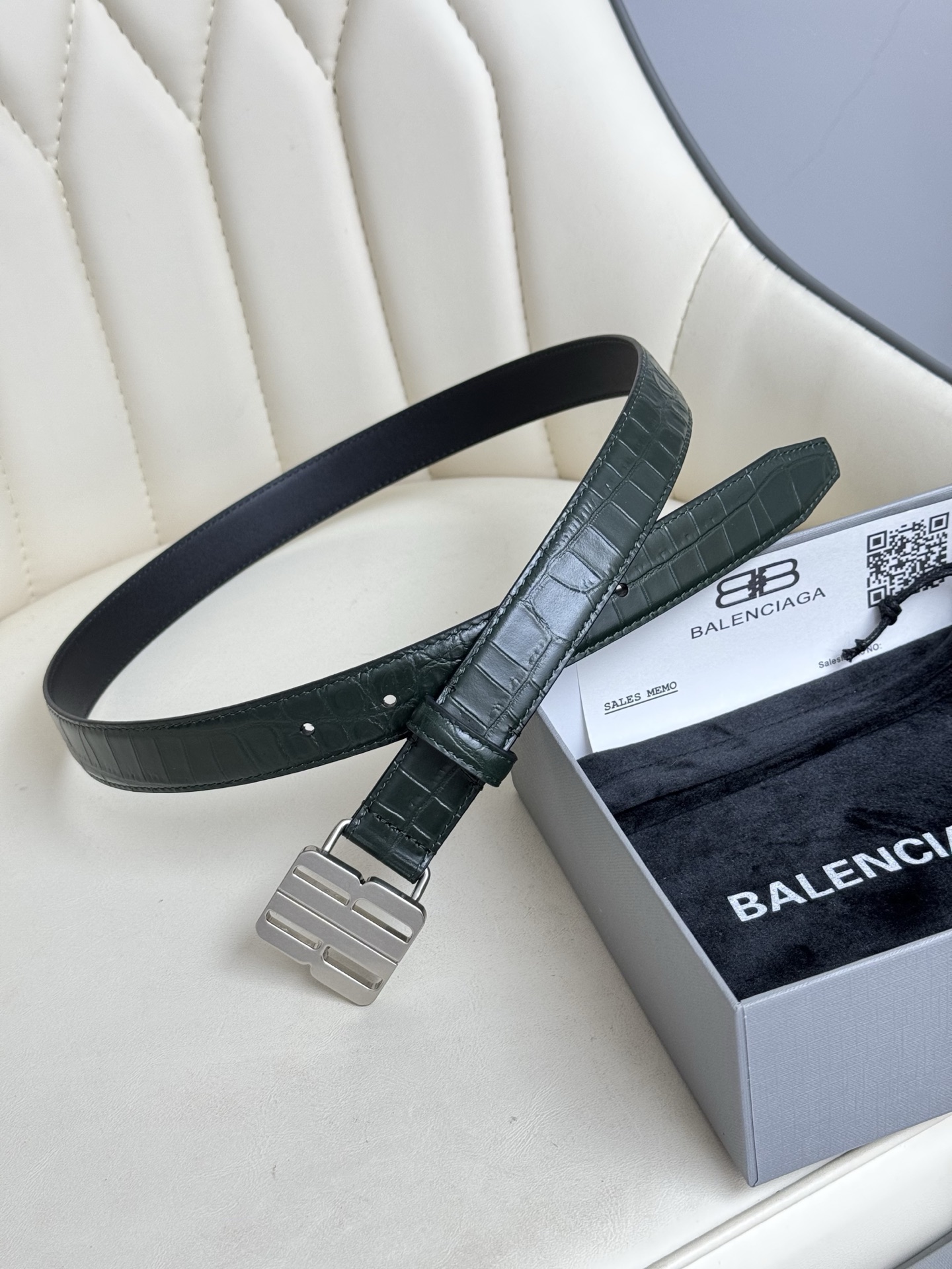 巴黎世家（Balenciaga）宽度2.5cm 是法国的奢侈品牌，作为时尚界最具影响力品牌之一的地位。设计师源于：都市时尚潮流独特的设计风格，采用进口小牛皮制作；搭配纯铜复古五金，使其更具魅力。值得拥有的百搭精品 P170