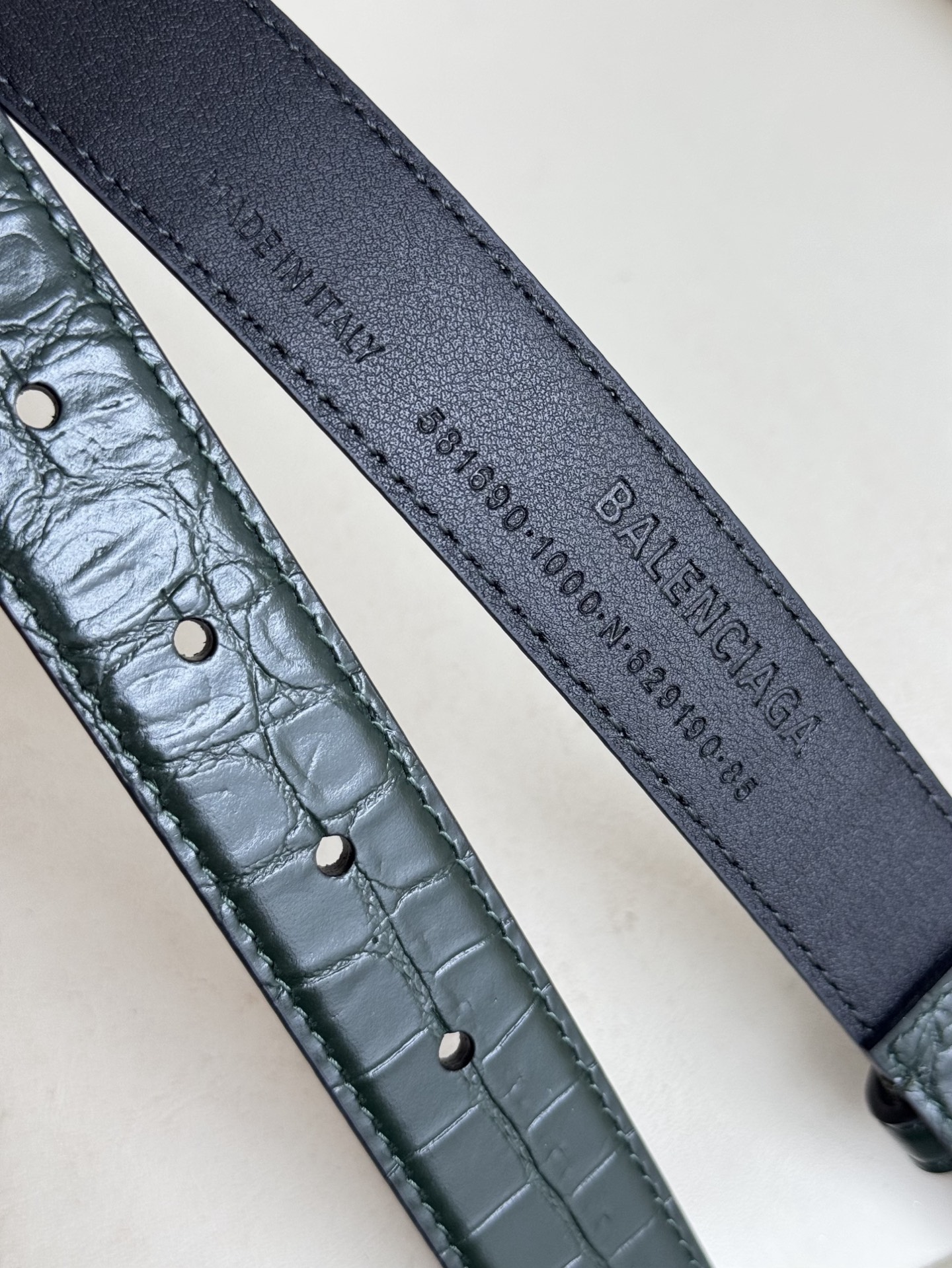 巴黎世家（Balenciaga）宽度2.5cm 是法国的奢侈品牌，作为时尚界最具影响力品牌之一的地位。设计师源于：都市时尚潮流独特的设计风格，采用进口小牛皮制作；搭配纯铜复古五金，使其更具魅力。值得拥有的百搭精品 P170