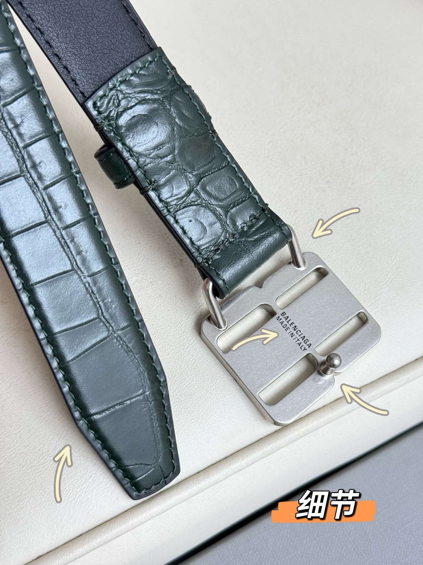 巴黎世家（Balenciaga）宽度2.5cm 是法国的奢侈品牌，作为时尚界最具影响力品牌之一的地位。设计师源于：都市时尚潮流独特的设计风格，采用进口小牛皮制作；搭配纯铜复古五金，使其更具魅力。值得拥有的百搭精品 P170