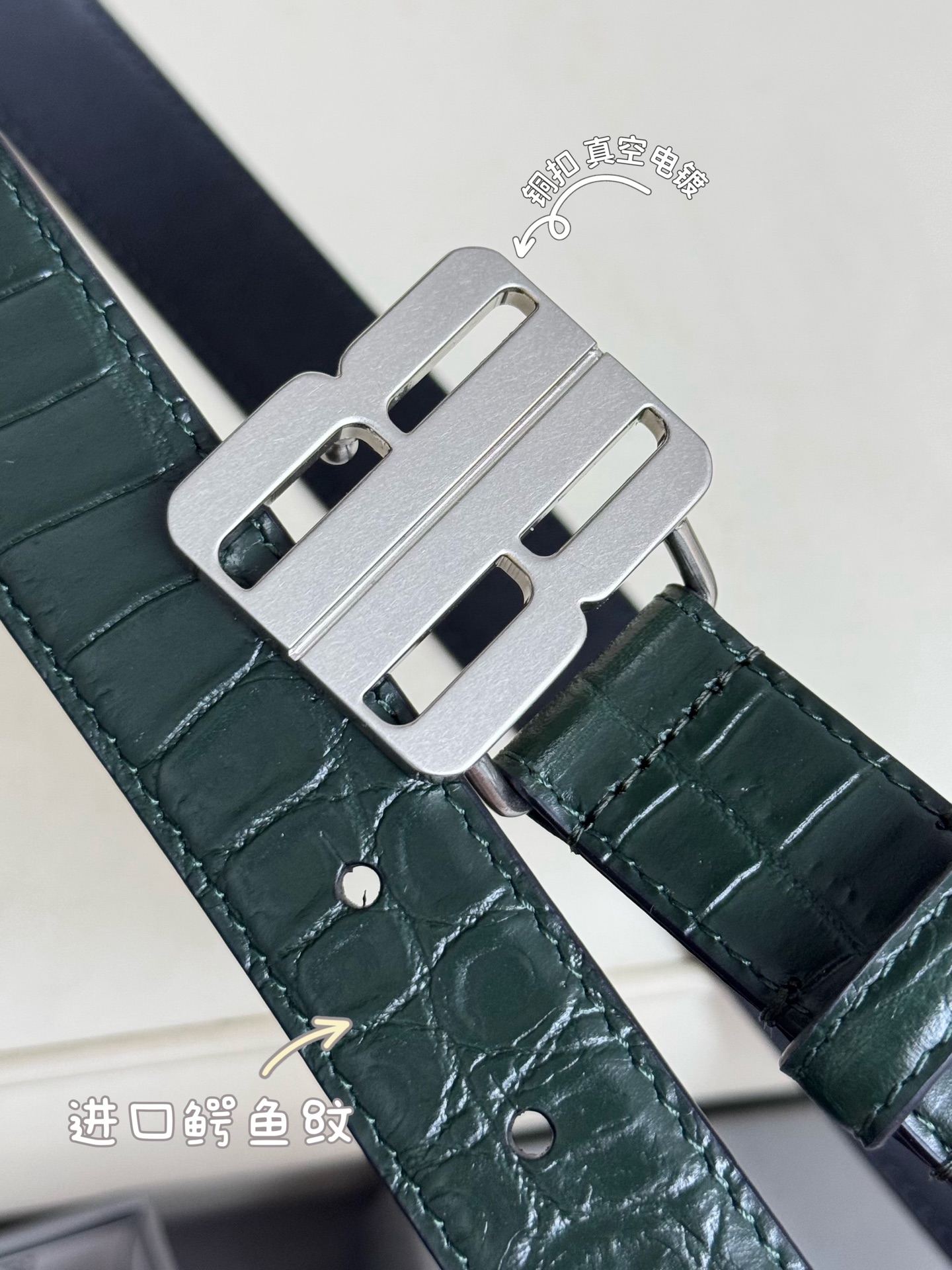 巴黎世家（Balenciaga）宽度2.5cm 是法国的奢侈品牌，作为时尚界最具影响力品牌之一的地位。设计师源于：都市时尚潮流独特的设计风格，采用进口小牛皮制作；搭配纯铜复古五金，使其更具魅力。值得拥有的百搭精品 P170
