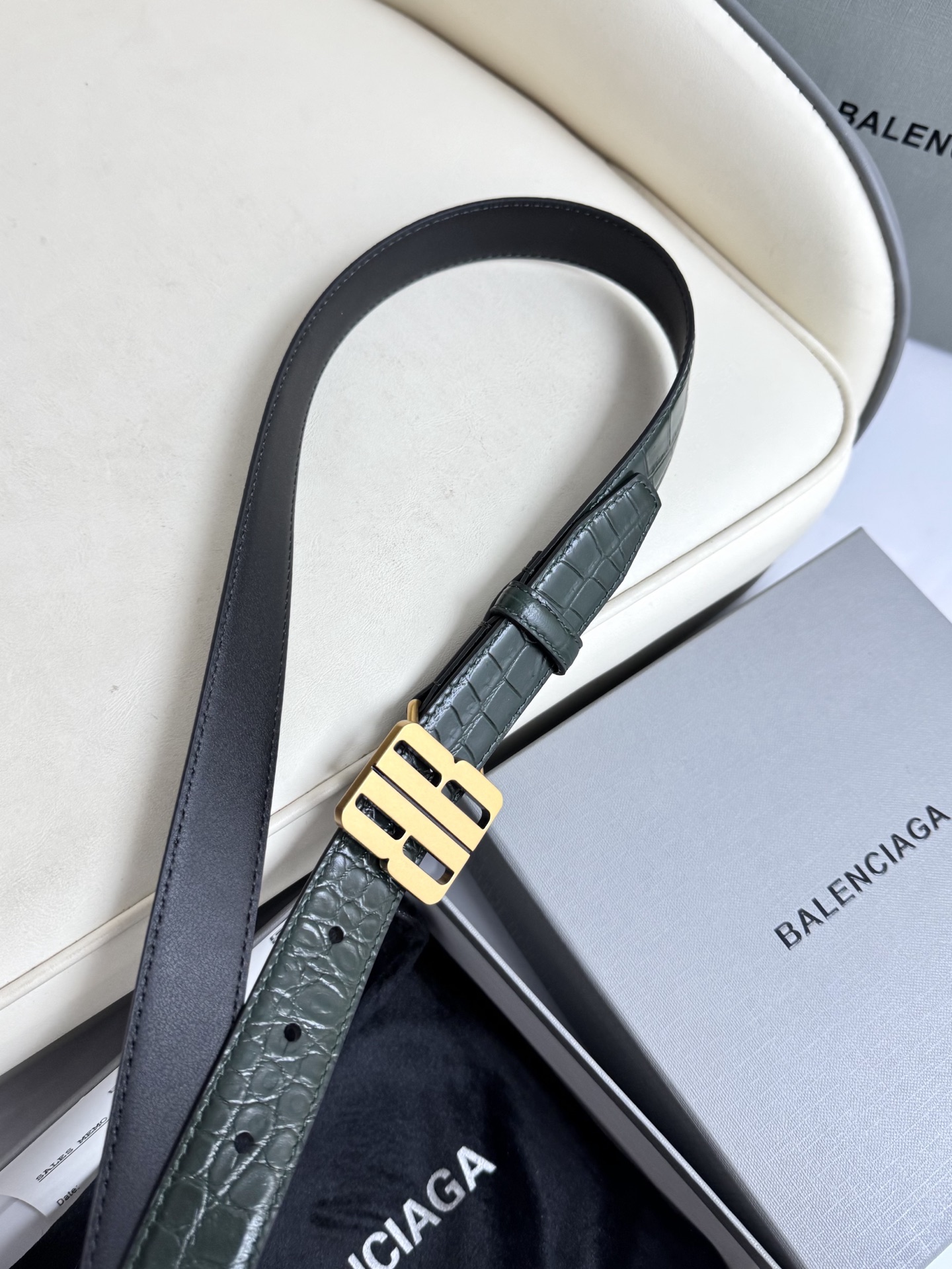 巴黎世家（Balenciaga）宽度2.5cm 是法国的奢侈品牌，作为时尚界最具影响力品牌之一的地位。设计师源于：都市时尚潮流独特的设计风格，采用进口小牛皮制作；搭配纯铜复古五金，使其更具魅力。值得拥有的百搭精品 P170